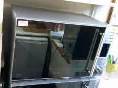 *Kenwood 900w sat E domestic microwave in very clean condition