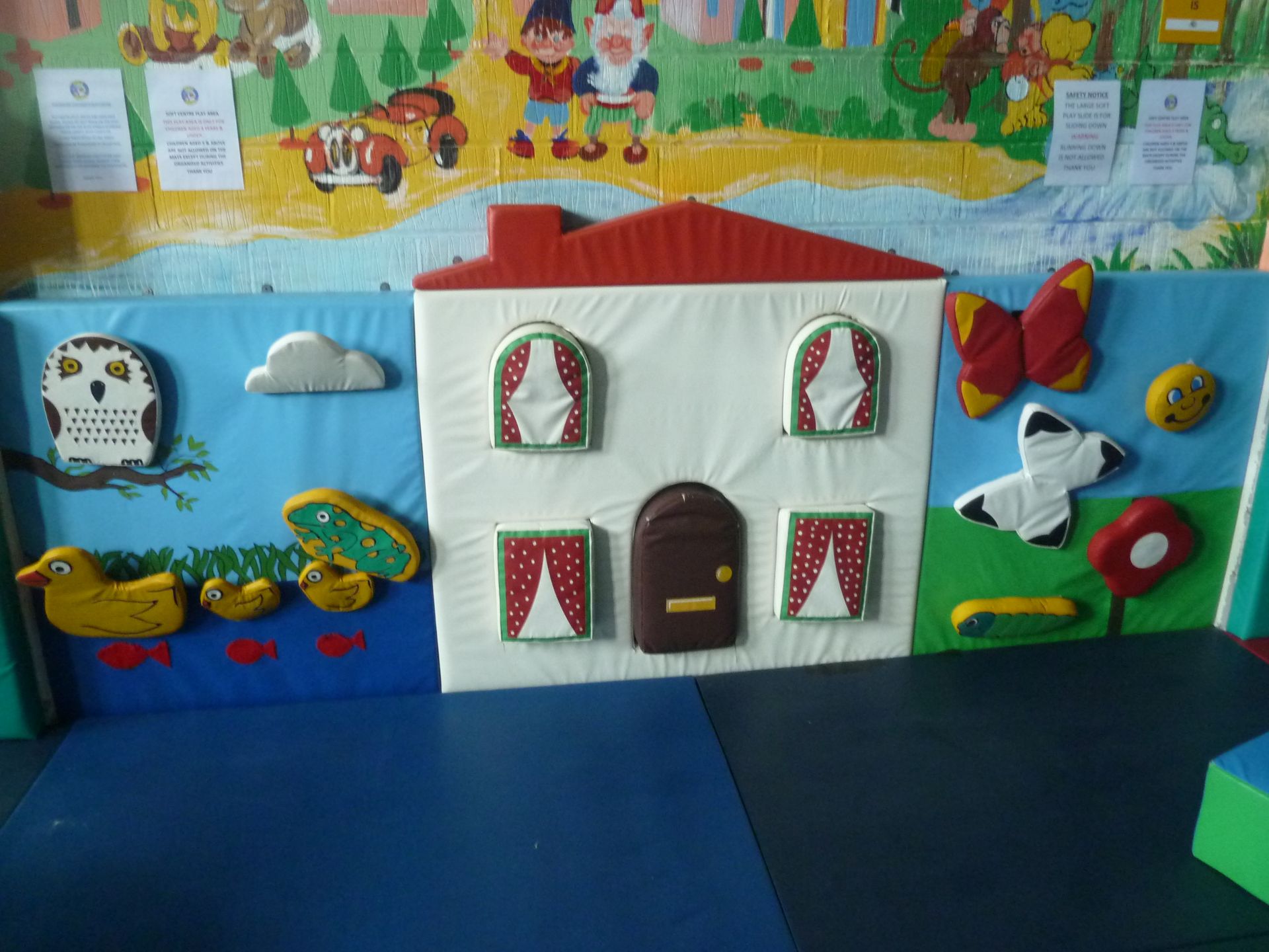 *Floor and wall mats from soft play complex - Wall matts approx. 9m x 5m. Wall panels 9m wide. - Image 5 of 7