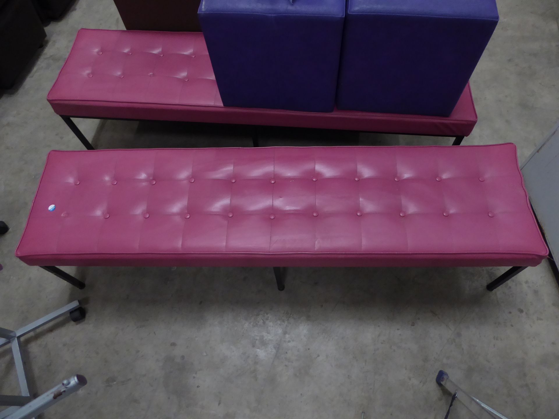 * 2 x pink leather bench seats with button detailing - Image 3 of 3