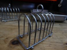 * 16 x toast racks