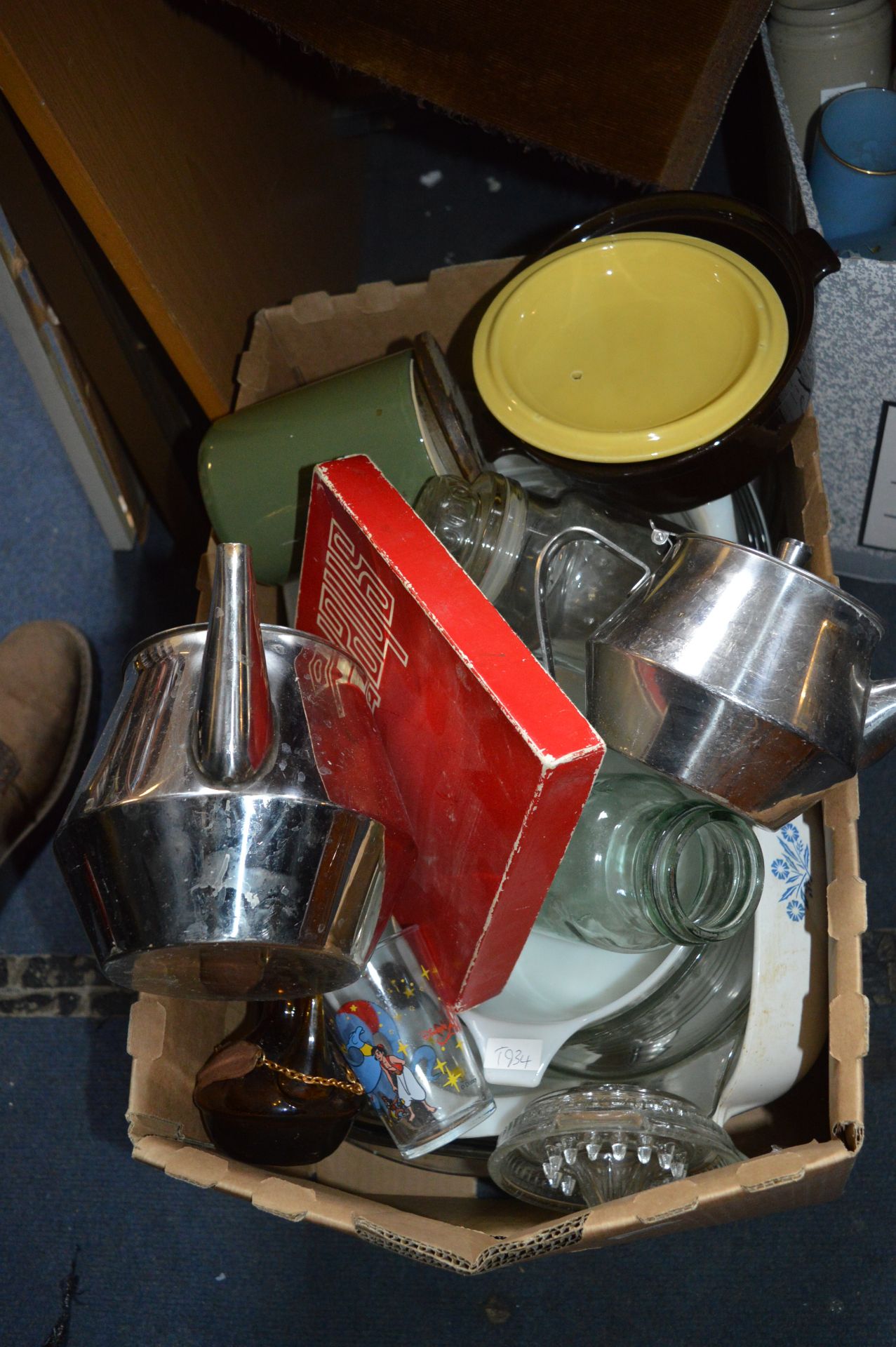 Kitchenware; Teapots, Storage Jars, Oven Dishes, e
