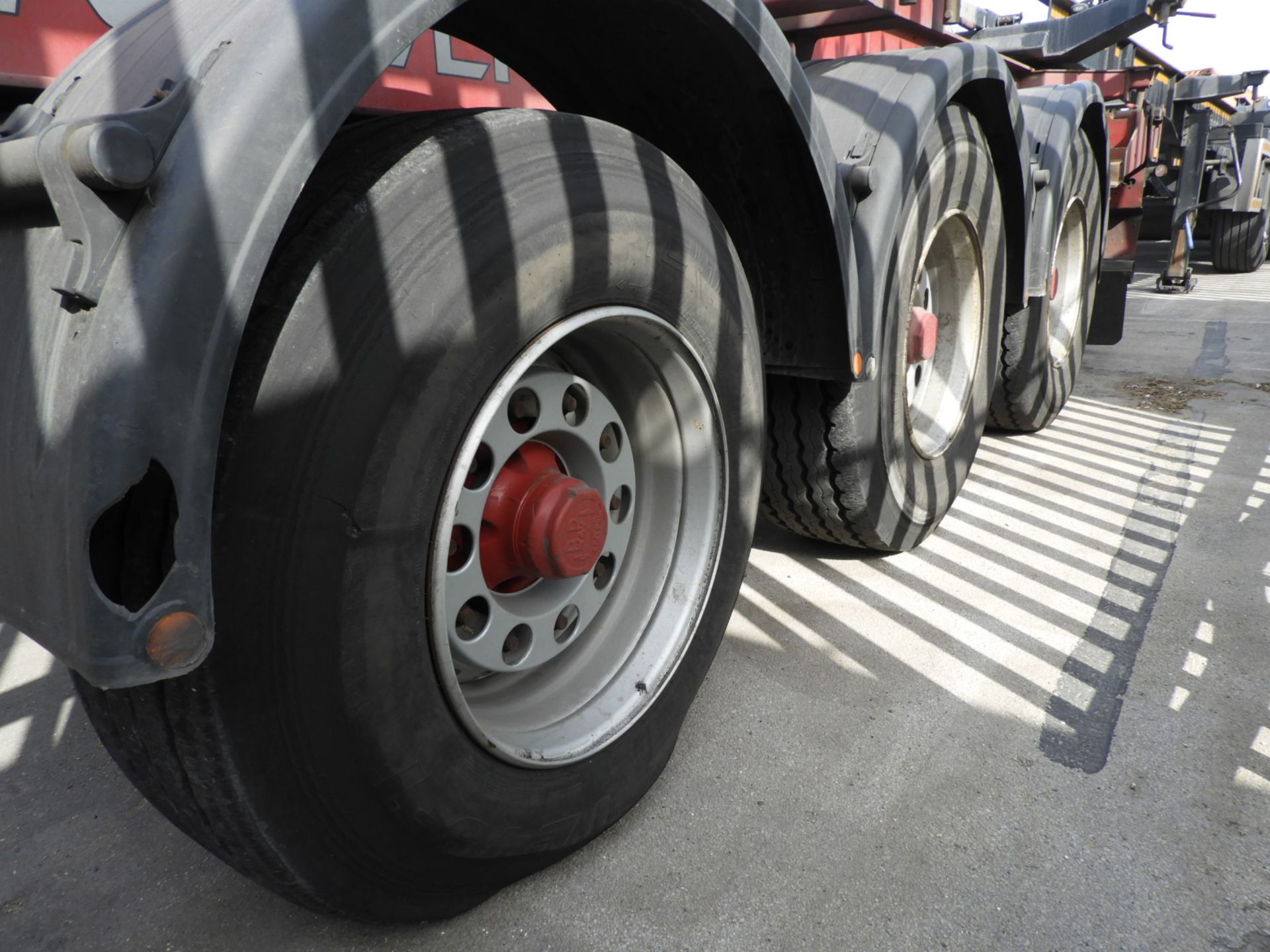 *MCL002 Dennison 2010 Tri-Axle Extendable Skeletal Trailer C268930 EF25SKA (Red) - Image 5 of 8