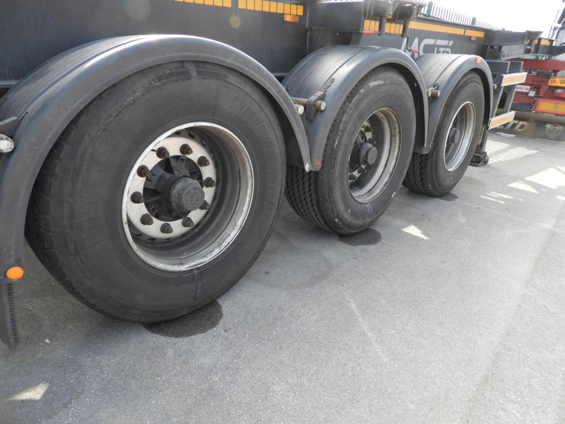 *MCL001 Dennison 2001 Tri-Axle Extendable Skeletal Trailer C077502 EF25SKA (Black) - Image 3 of 7