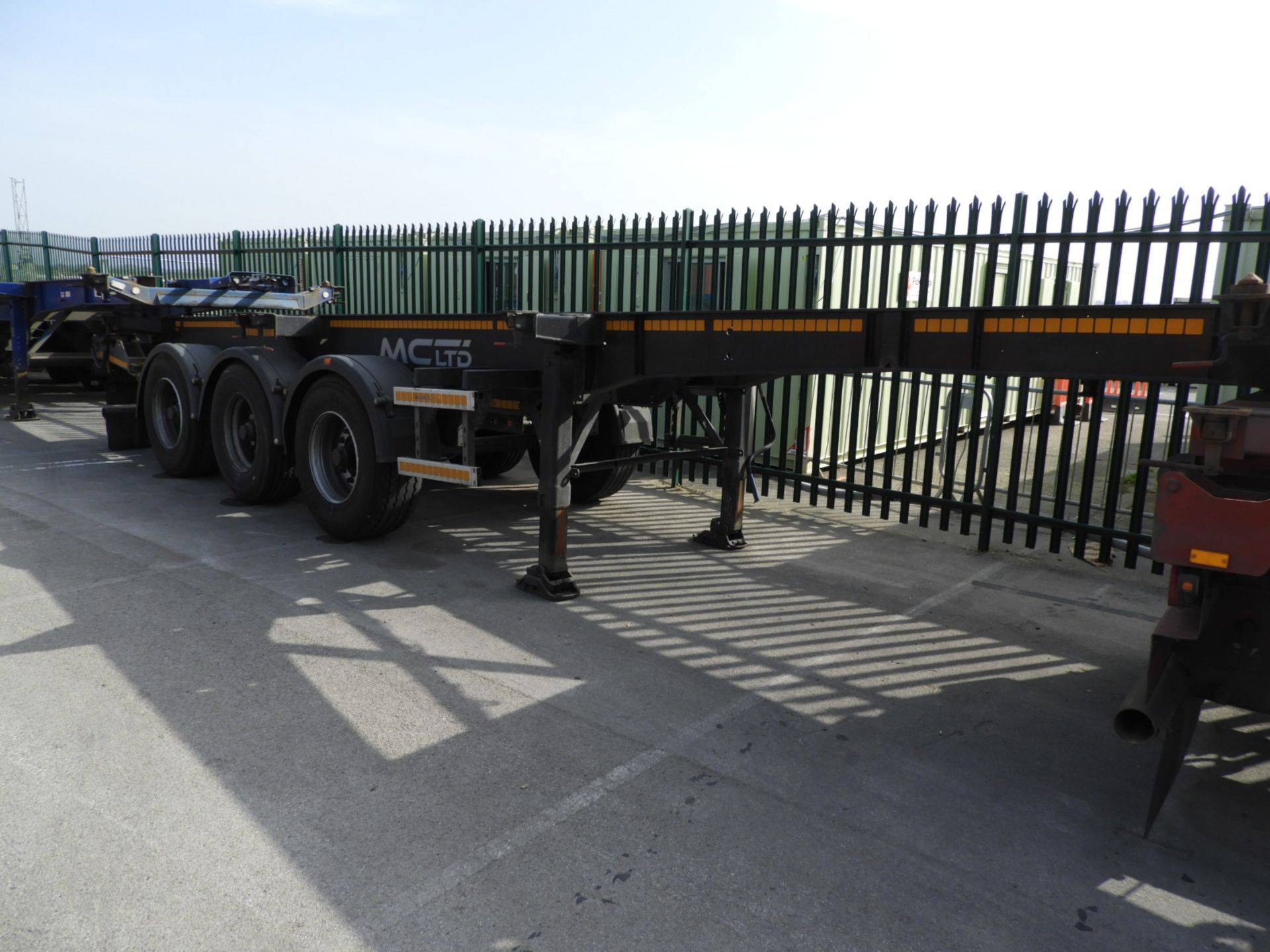 *MCL001 Dennison 2001 Tri-Axle Extendable Skeletal Trailer C077502 EF25SKA (Black)