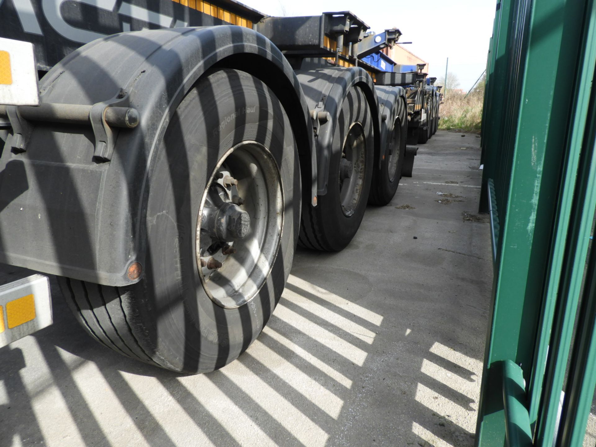 *MCL001 Dennison 2001 Tri-Axle Extendable Skeletal Trailer C077502 EF25SKA (Black) - Image 4 of 7