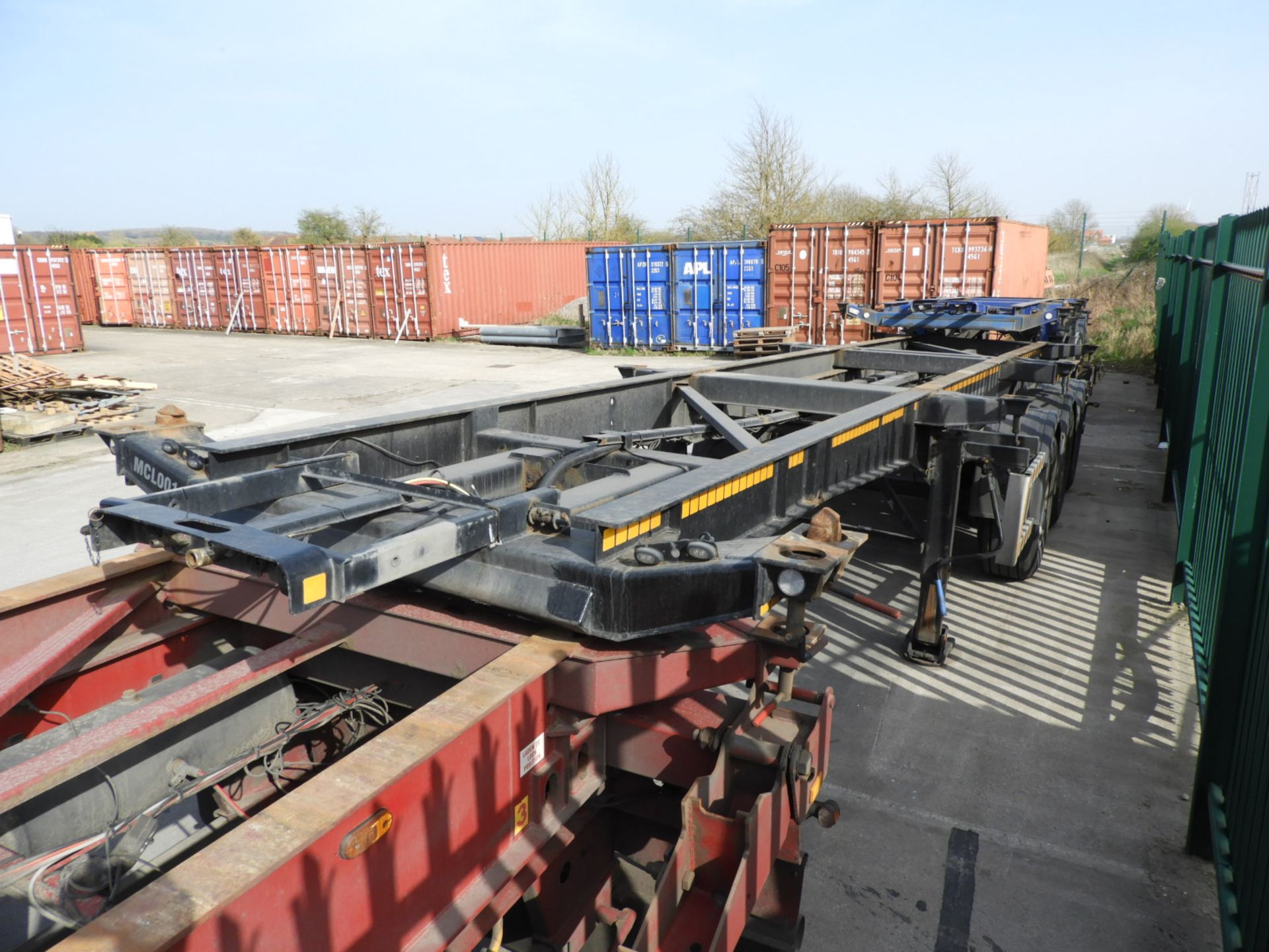 *MCL001 Dennison 2001 Tri-Axle Extendable Skeletal Trailer C077502 EF25SKA (Black) - Image 7 of 7