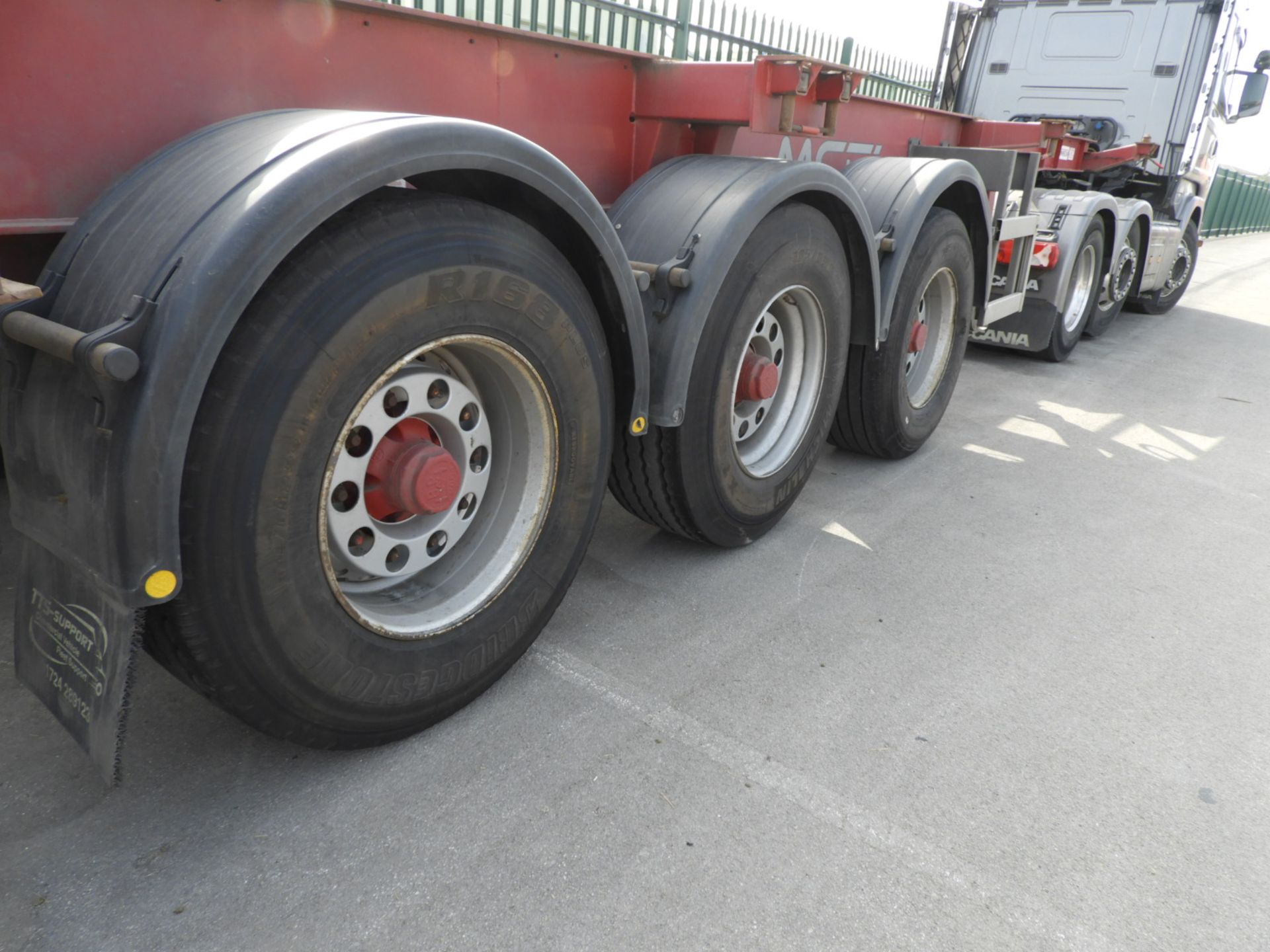 *MCL002 Dennison 2010 Tri-Axle Extendable Skeletal Trailer C268930 EF25SKA (Red) - Image 4 of 8