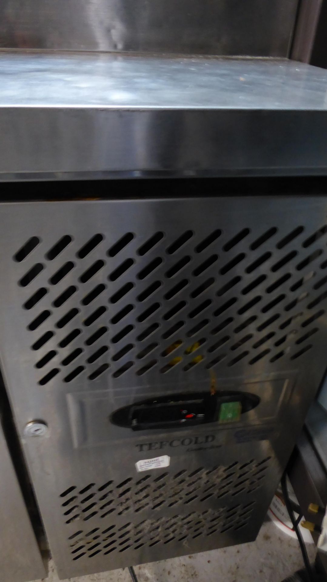 * Tefcold 3 door pizza prep top fridge. (top cover require fixings) 1800w x 700d x 1080h - Image 3 of 7