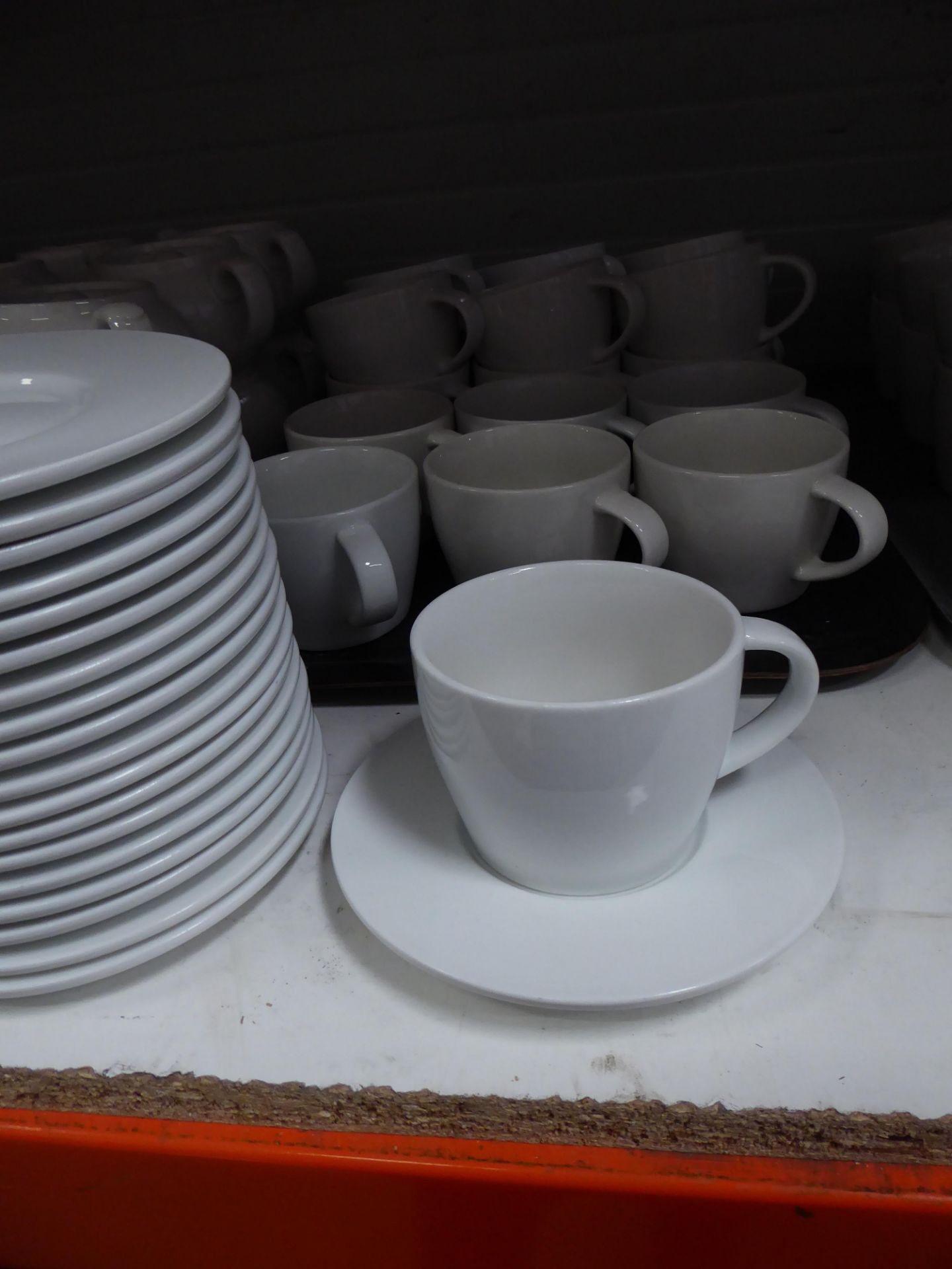 * 19 x coffee cups and saucers