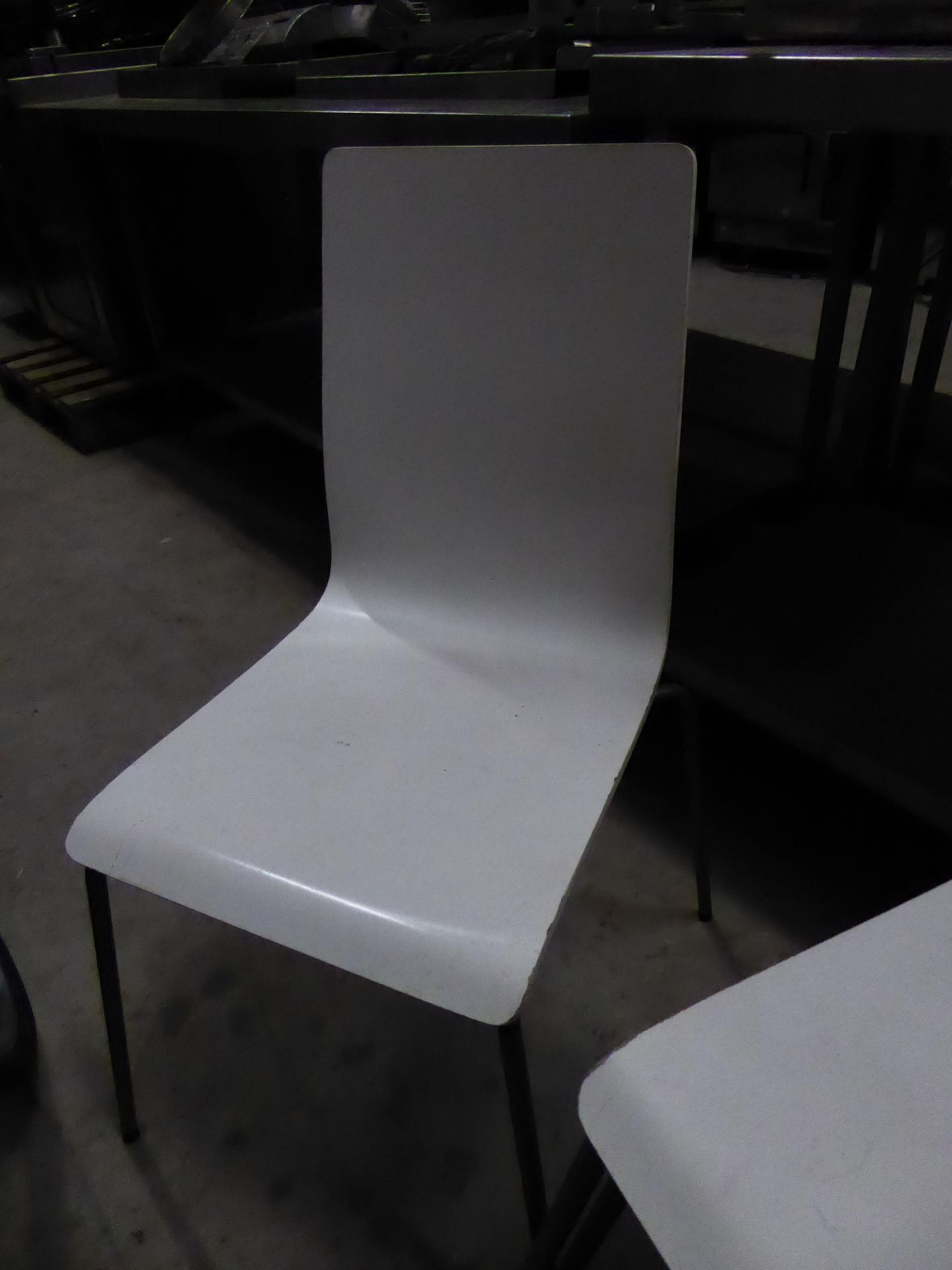 * 4 x white stackable chairs - Image 3 of 3