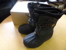 *Child's Snow Carver Boots in Nearly Black Size: 1