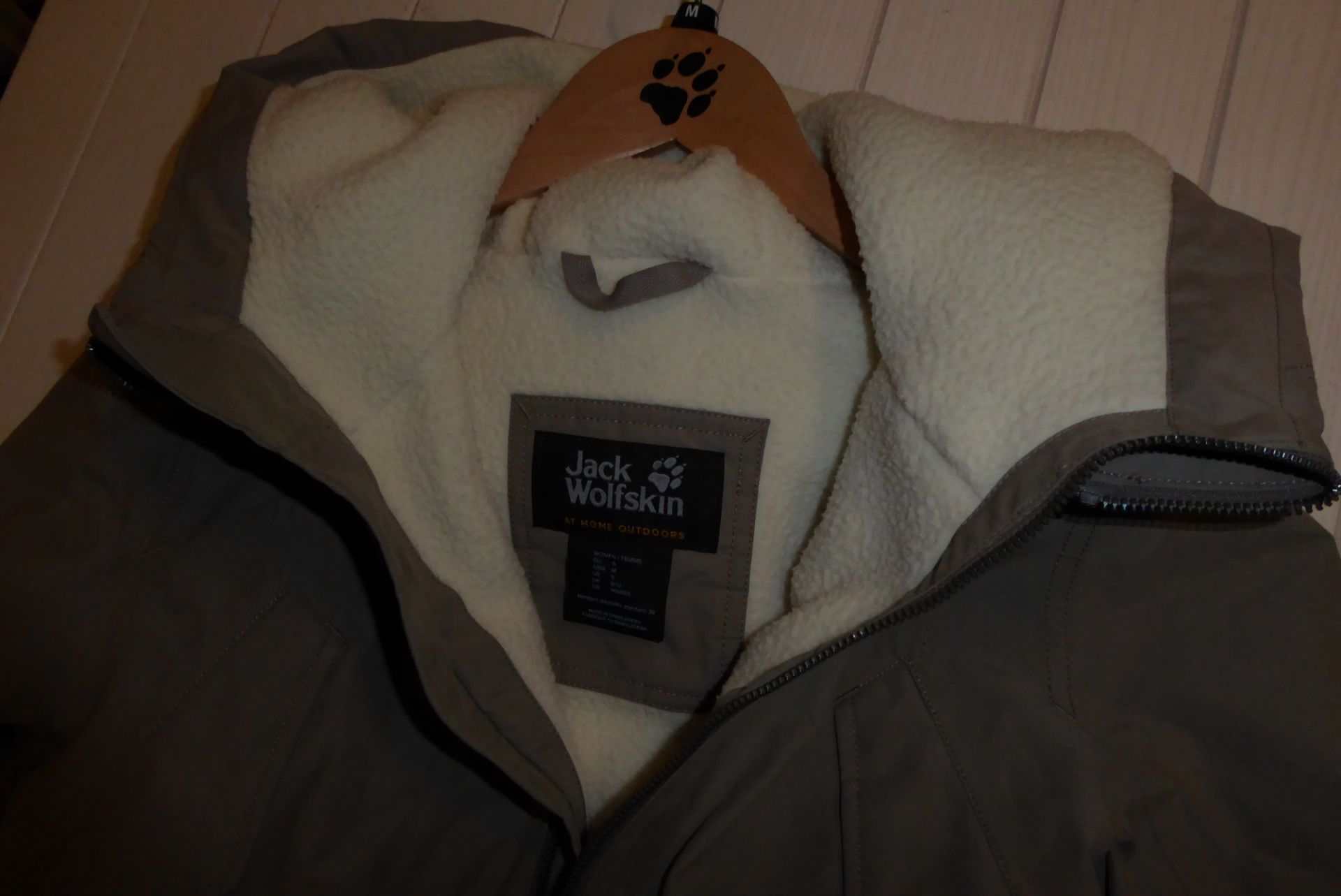 * ladies small jack wolfskin hooded jacket - Image 2 of 3