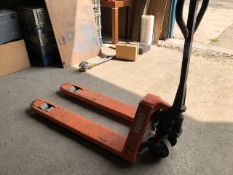 * Euro2000kg pallet truck