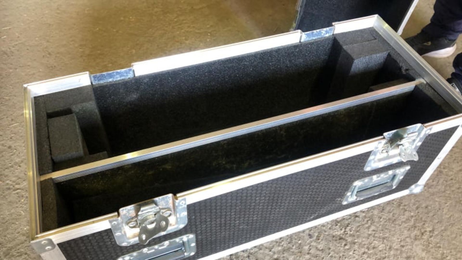 * Flight Case 860mm wide x 360mm depth x 600mm high case - Image 3 of 3