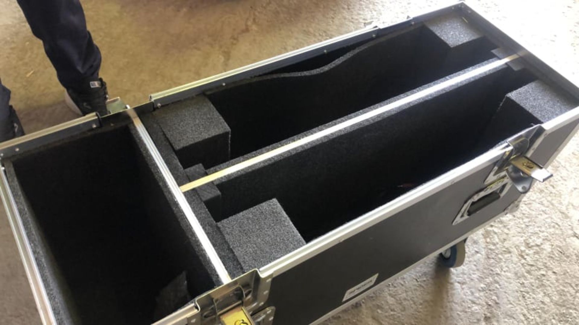 * Flight Case 1025mm wide x 380mm depth x 680mm high - Image 3 of 3