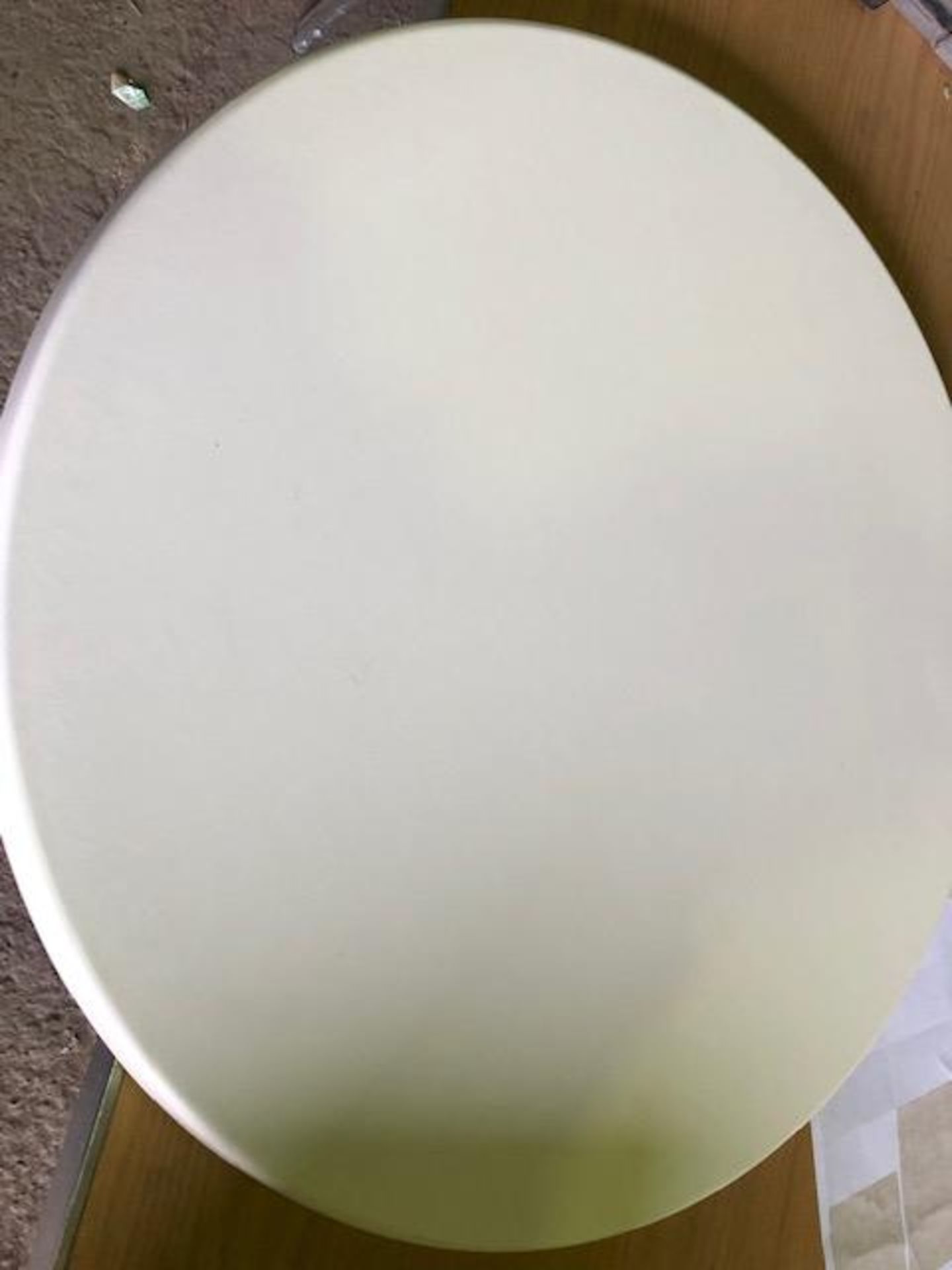 * 18 x werzalit table tops white 600mm round in very good condition