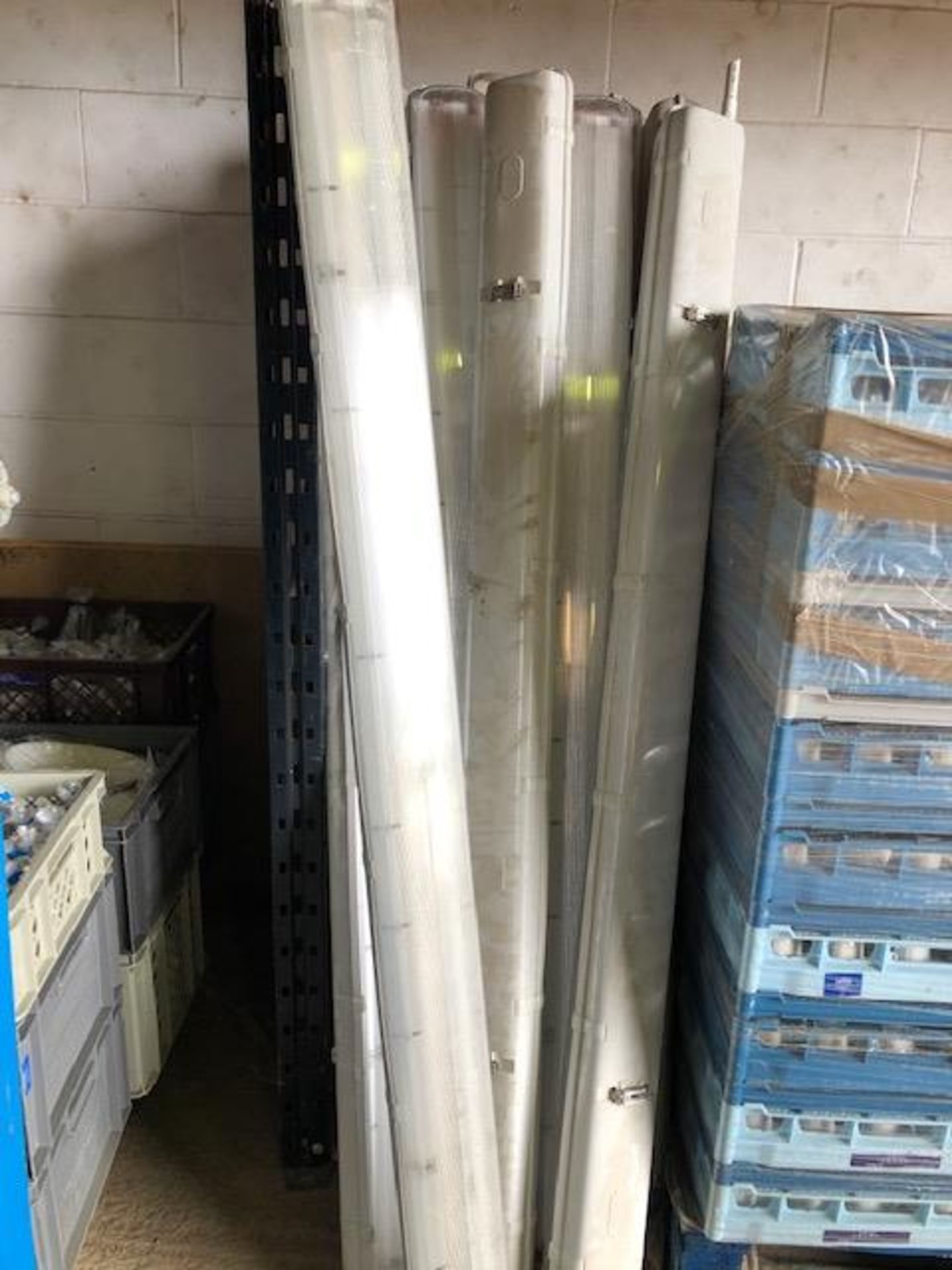 * 22x fluorescent light fittings and tubes