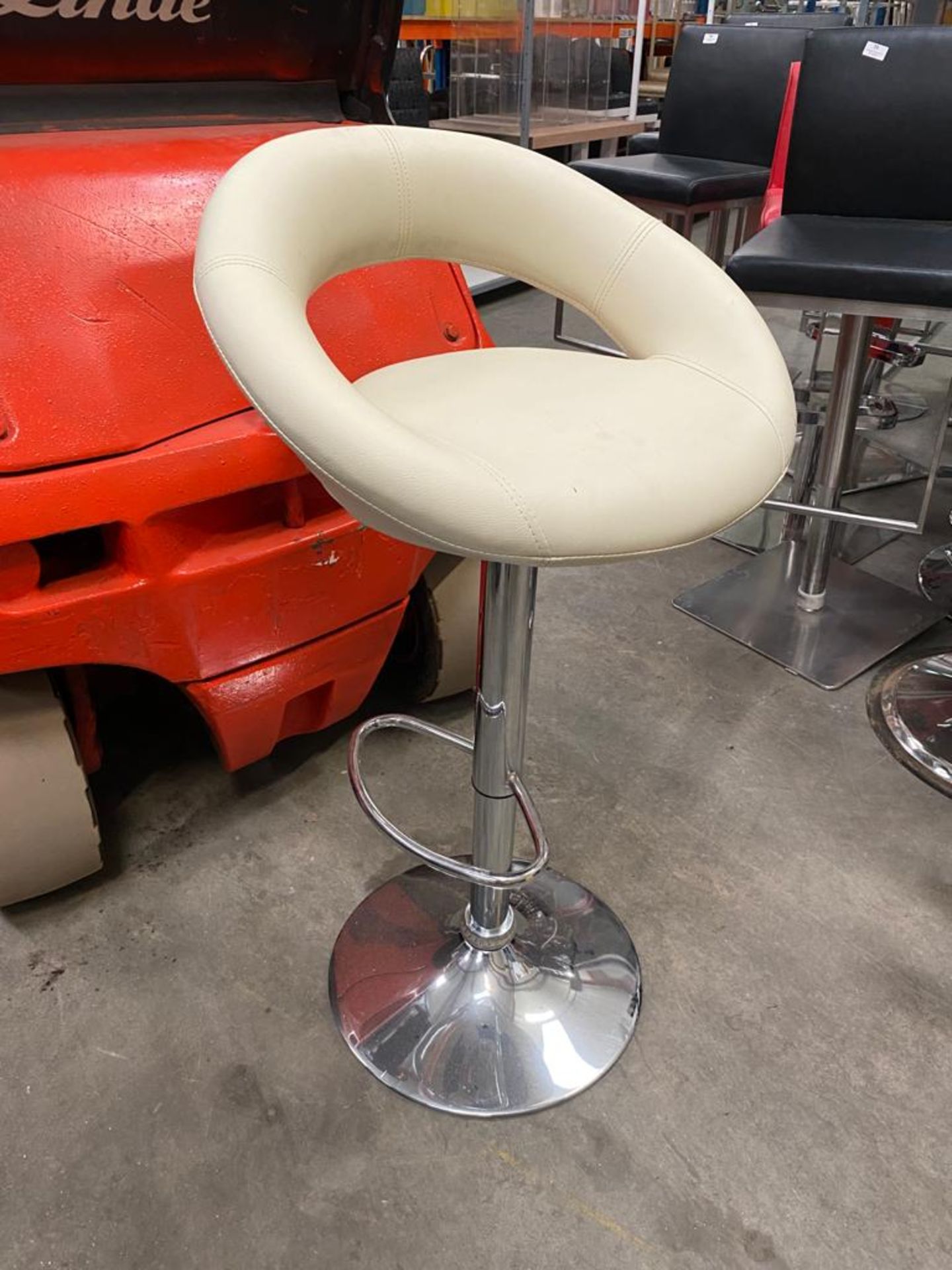 *4 x white leatherette gas lift bar stools - Image 2 of 3