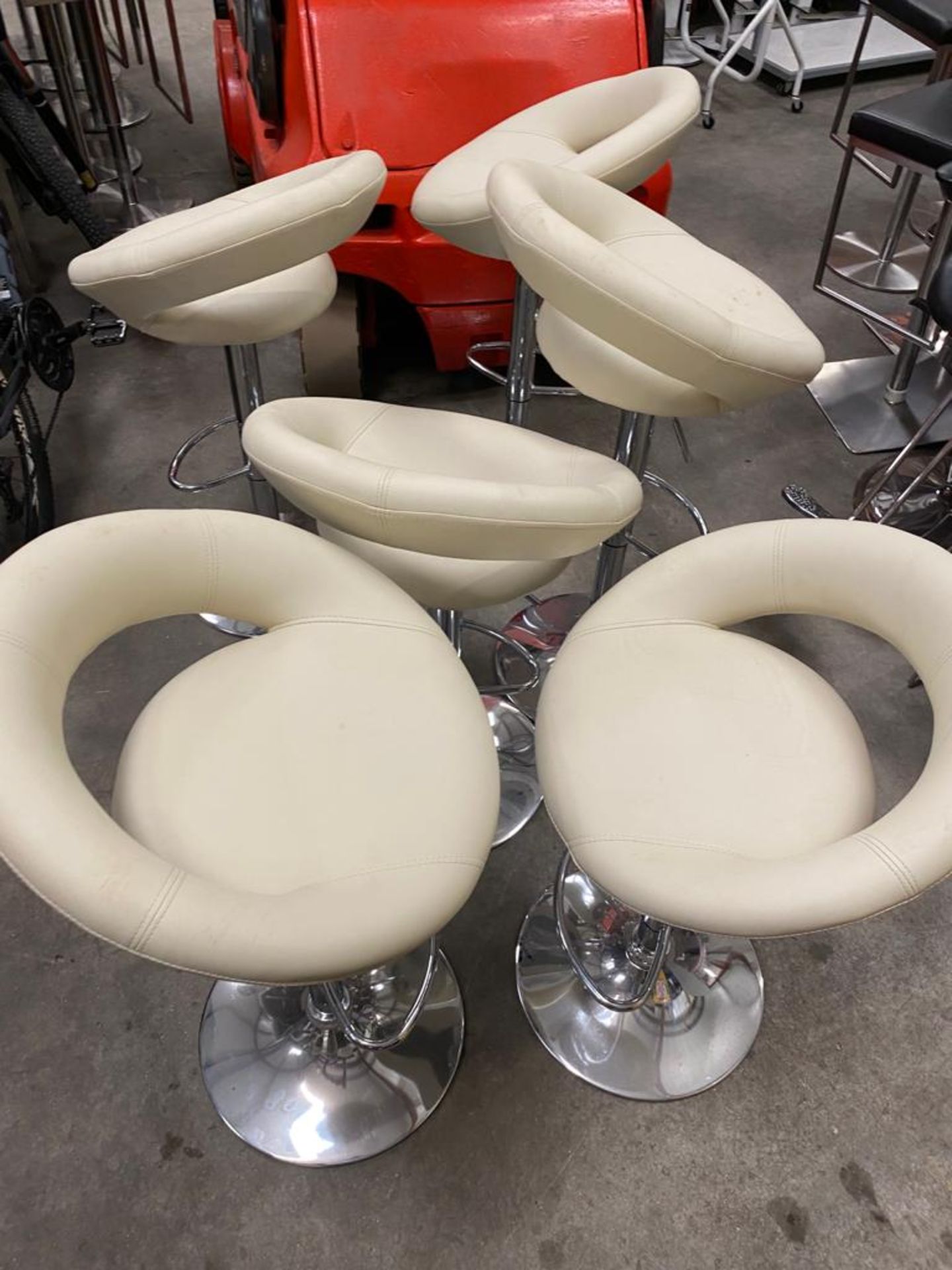 *4 x white leatherette gas lift bar stools