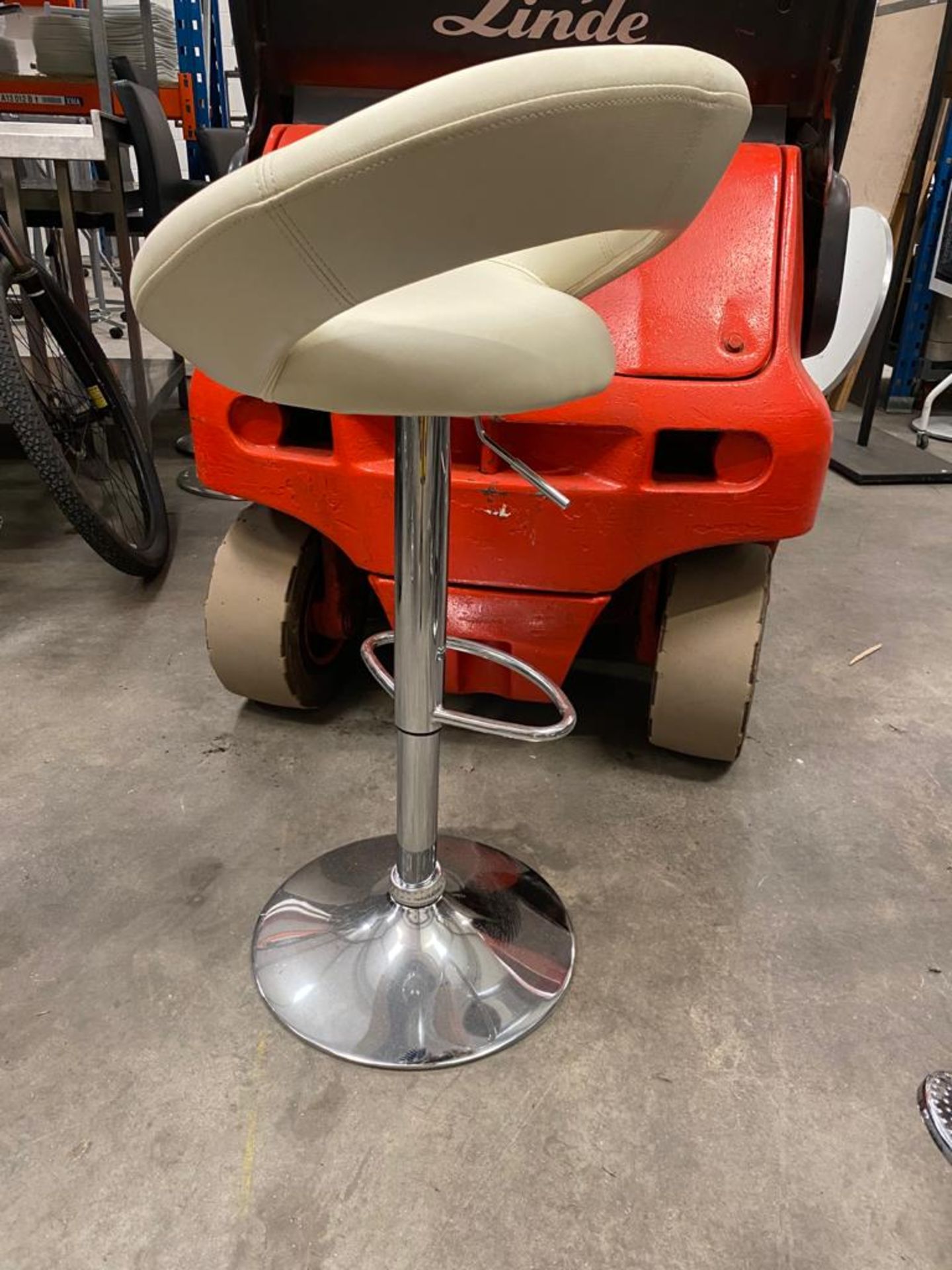 *2 x white leatherette gas lift bar stools - Image 3 of 3