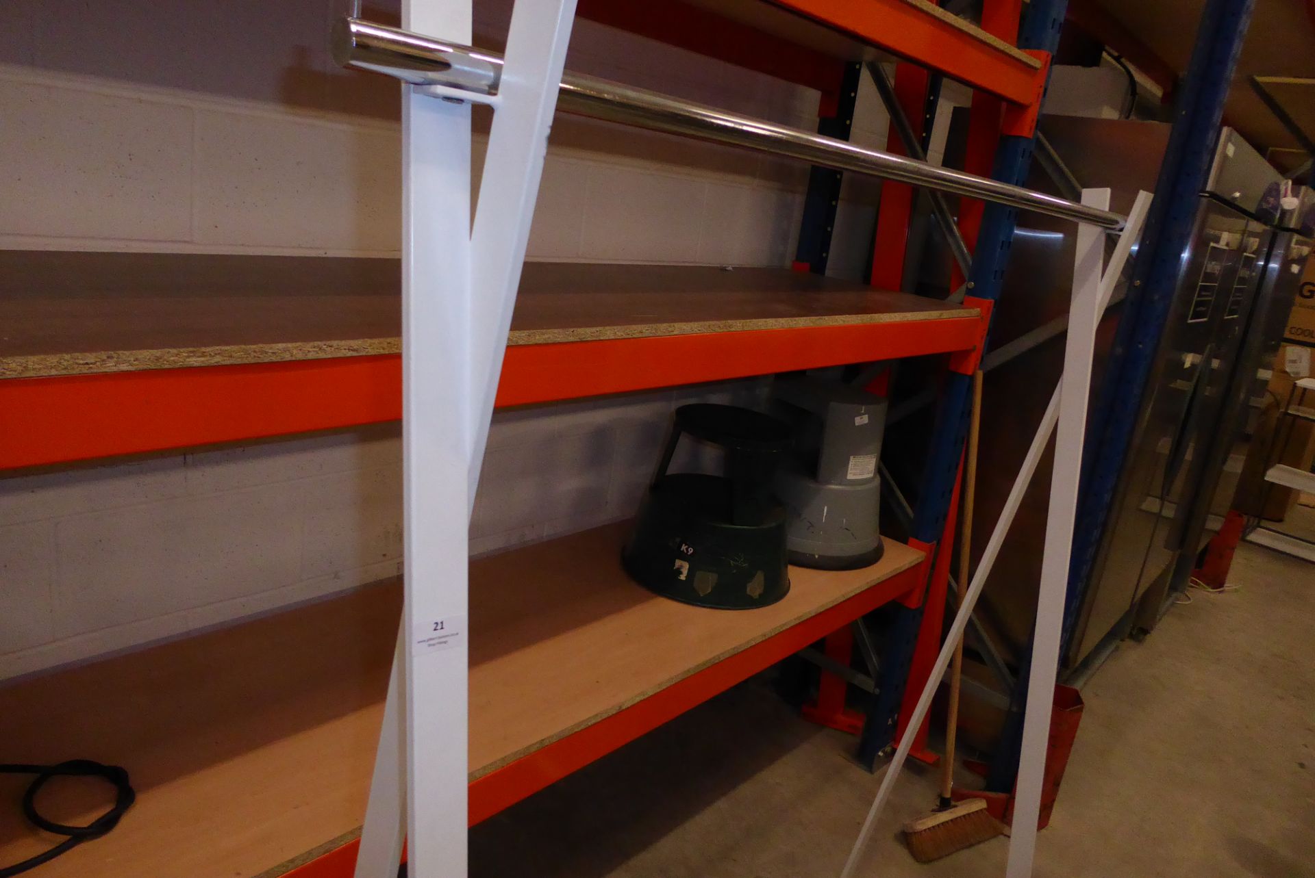 * Heavy duty decorative white and chrome clothes display rail 1400 x 450 x1700 - Image 4 of 4