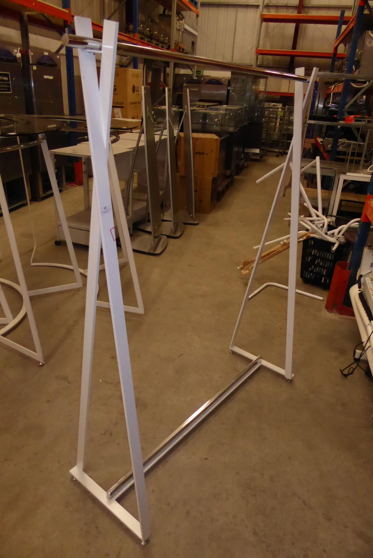 * Heavy duty decorative white and chrome clothes display rail 1400 x 450 x1700 - Image 2 of 4