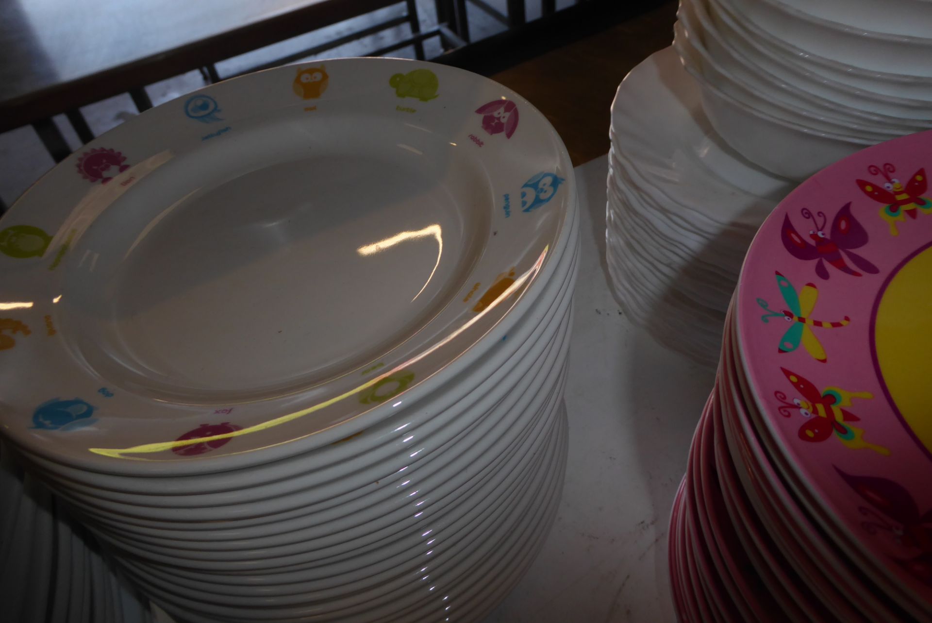 * approx. 25 x kids shallow bowls and 25 x plastic side plates - Image 2 of 2