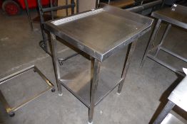 * Stainless table with well 600 x 700 x 900