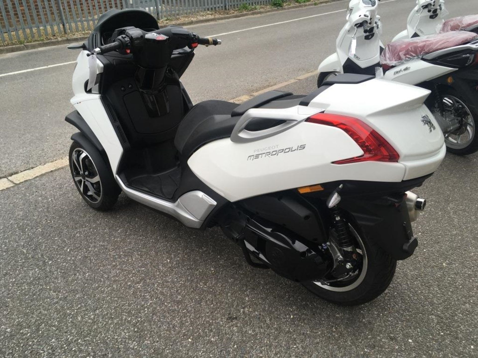 Peugeot Metropolis 400 ABS moped, Unregistered VGAX1AABBK0006006. COC present (Drive on a car - Bild 7 aus 17