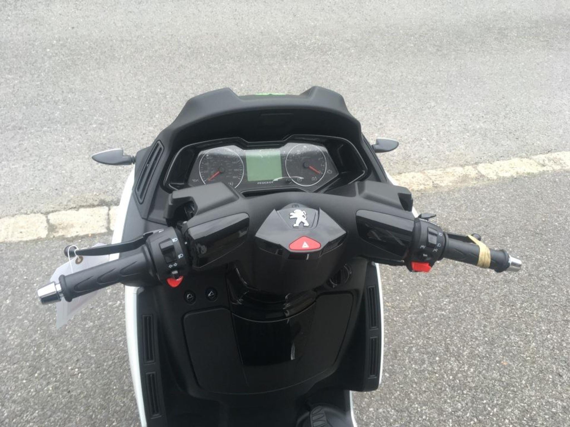 Peugeot Metropolis 400 ABS moped, Unregistered VGAX1AABBK0006006. COC present (Drive on a car - Bild 8 aus 17