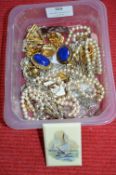 Vintage Costume Jewellery; Necklaces, Earrings, et