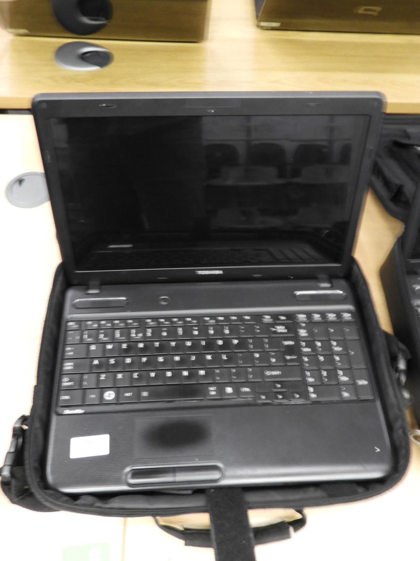 Toshiba Satellite C660-2EF Laptop Computer with Carry Case