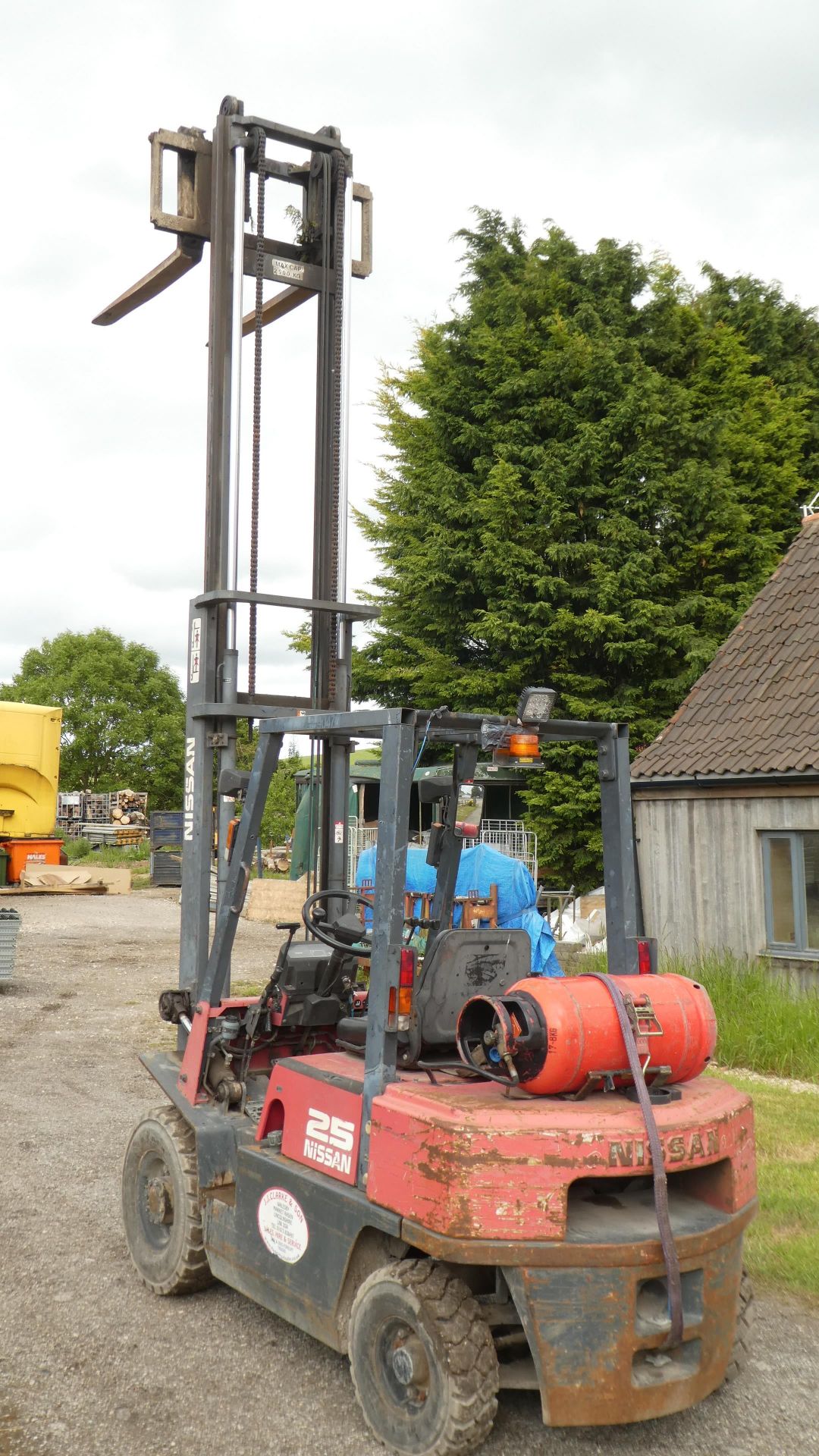 *2004 Nissan 2.5ton Gas Forklift. Pneumatic Tyres NO VAT - Image 3 of 4