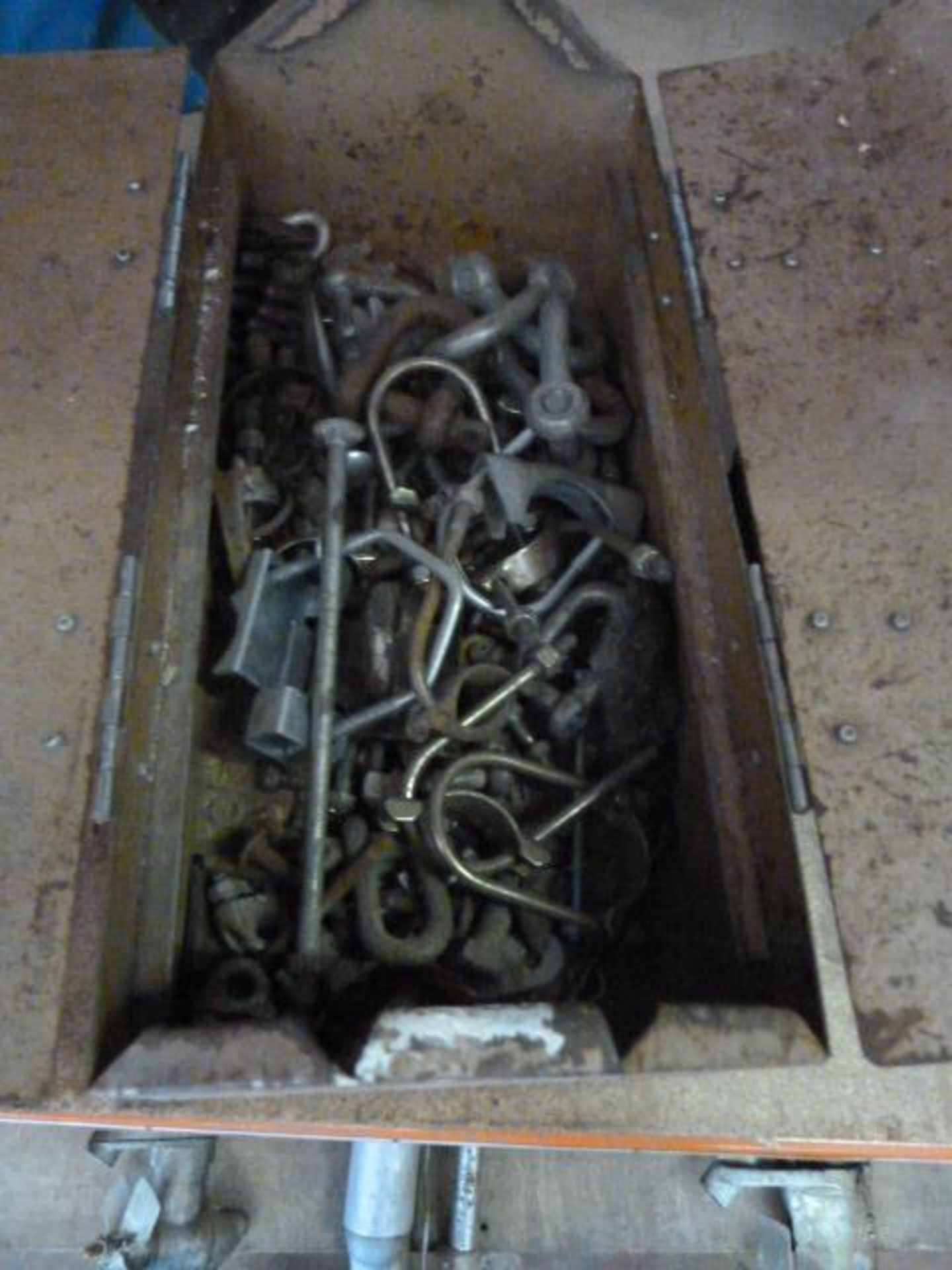 Toolbox Containing Assorted Galvanised Shackles, E