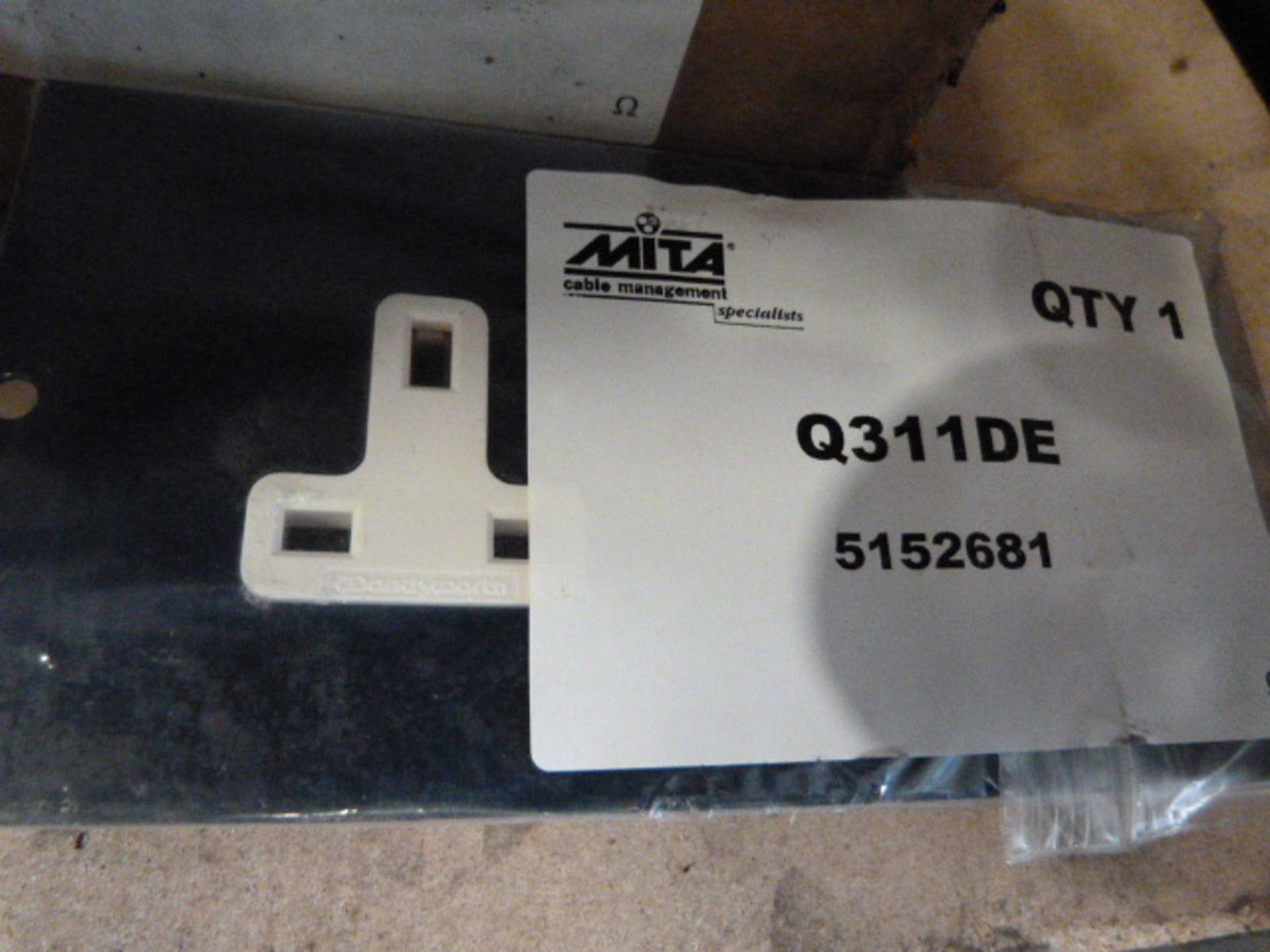 Box of Q311EE Plug Sockets - Image 2 of 2