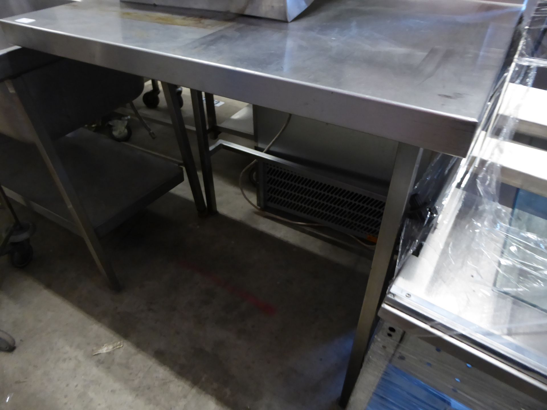 * stainless steel bench 3 legs 930 x 700 x 920 - Image 2 of 2