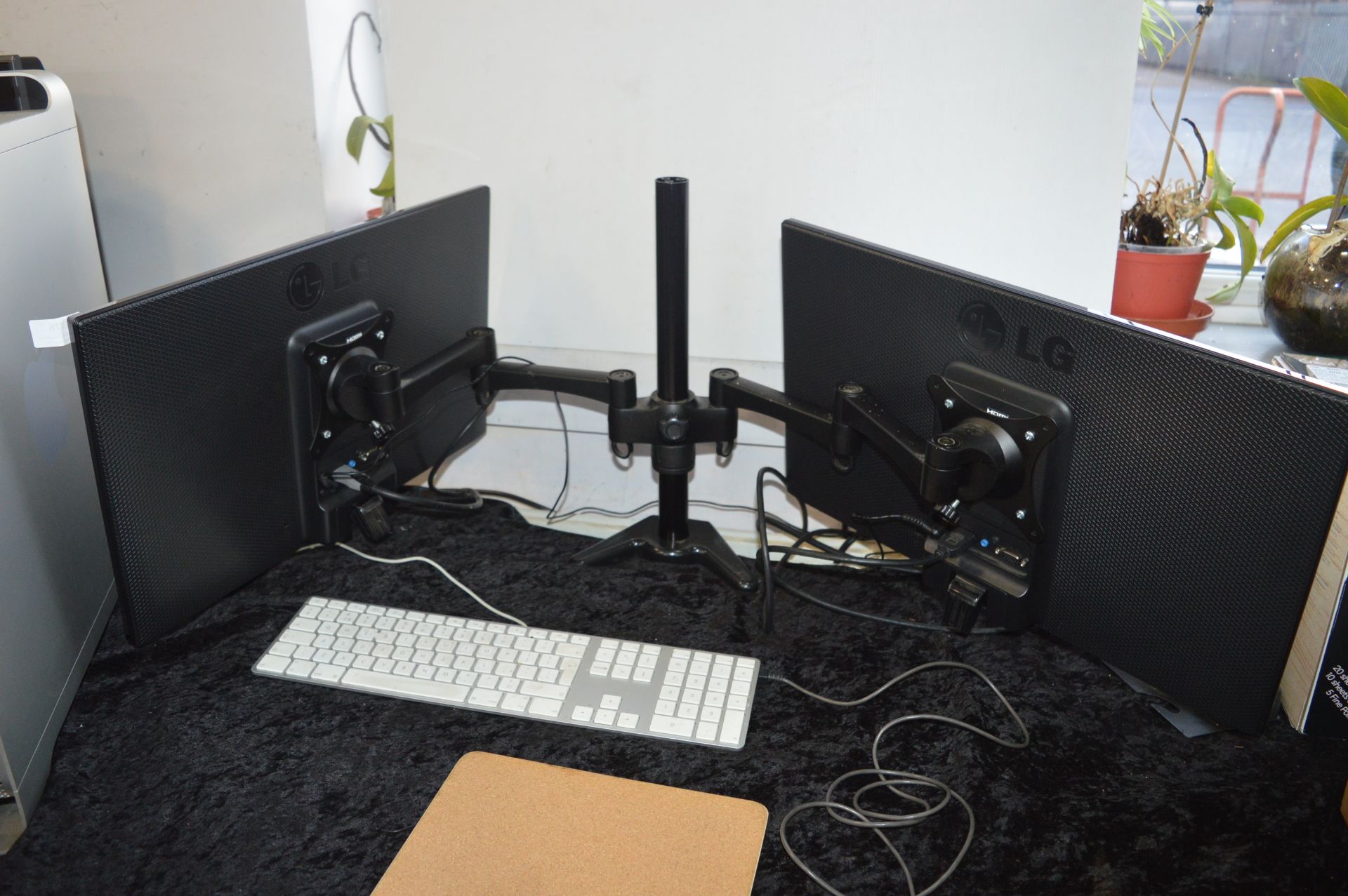 Apple Mac Pro with Two LG Monitors, Keyboard & Mouse - Image 4 of 8