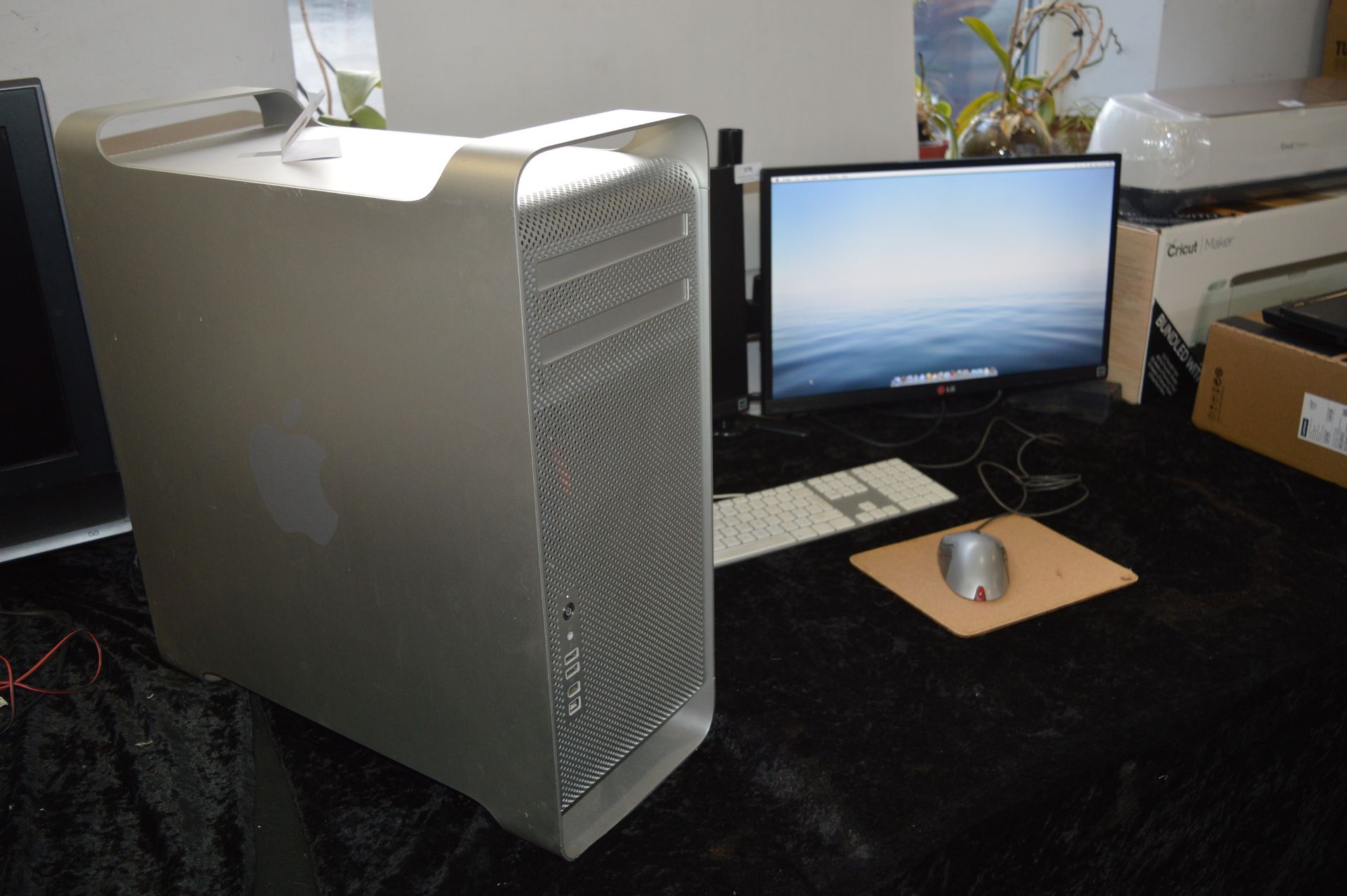 Apple Mac Pro with Two LG Monitors, Keyboard & Mouse - Image 2 of 8