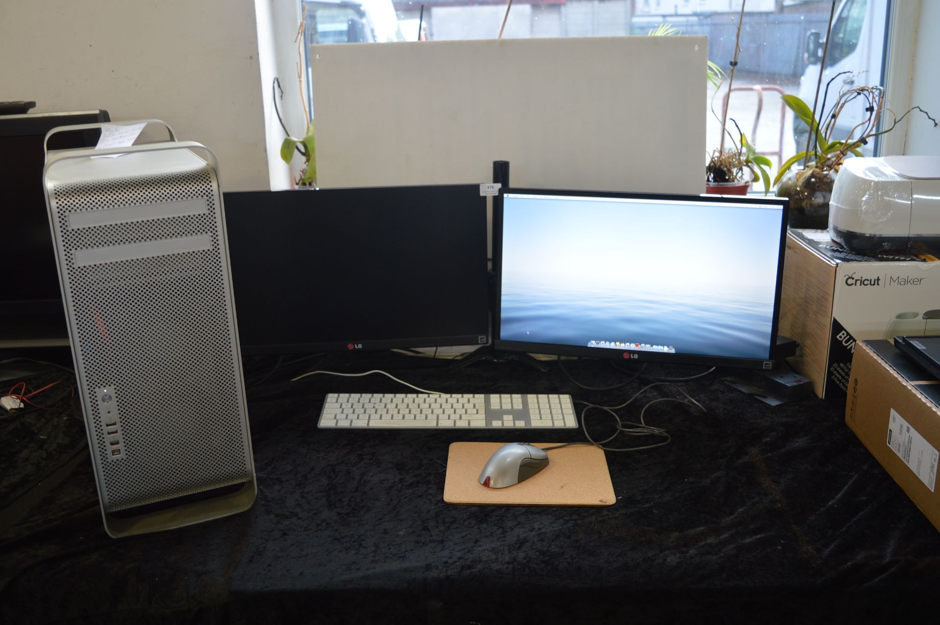 Apple Mac Pro with Two LG Monitors, Keyboard & Mouse - Image 5 of 8