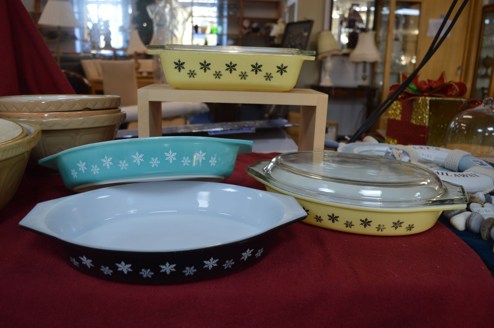 Four Pyrex Oven Dishes with Snowflake Pattern (two