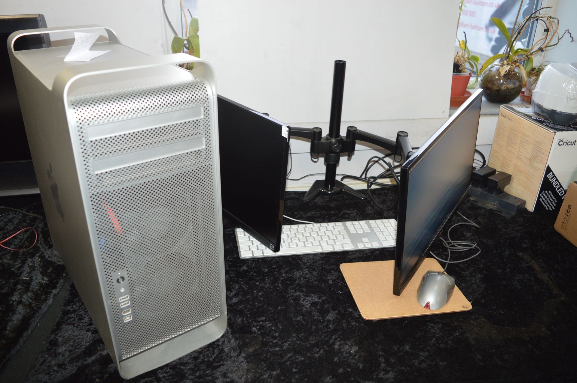 Apple Mac Pro with Two LG Monitors, Keyboard & Mouse - Image 3 of 8