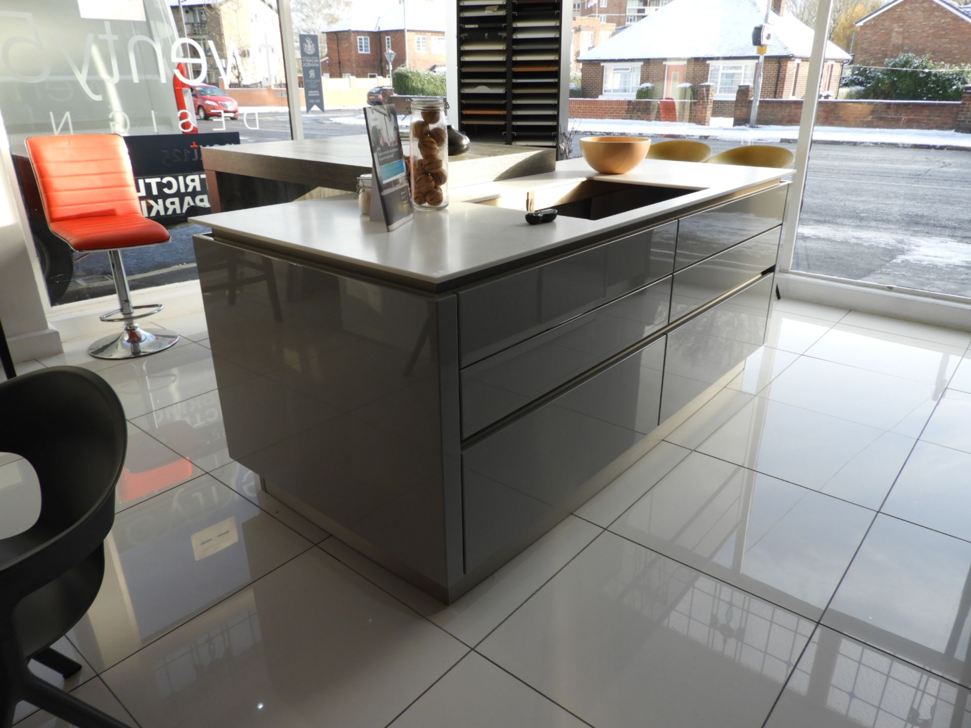 *High Gloss T-Shaped Island Unit with Fitted Drawers and Woodgrain Breakfast Bar