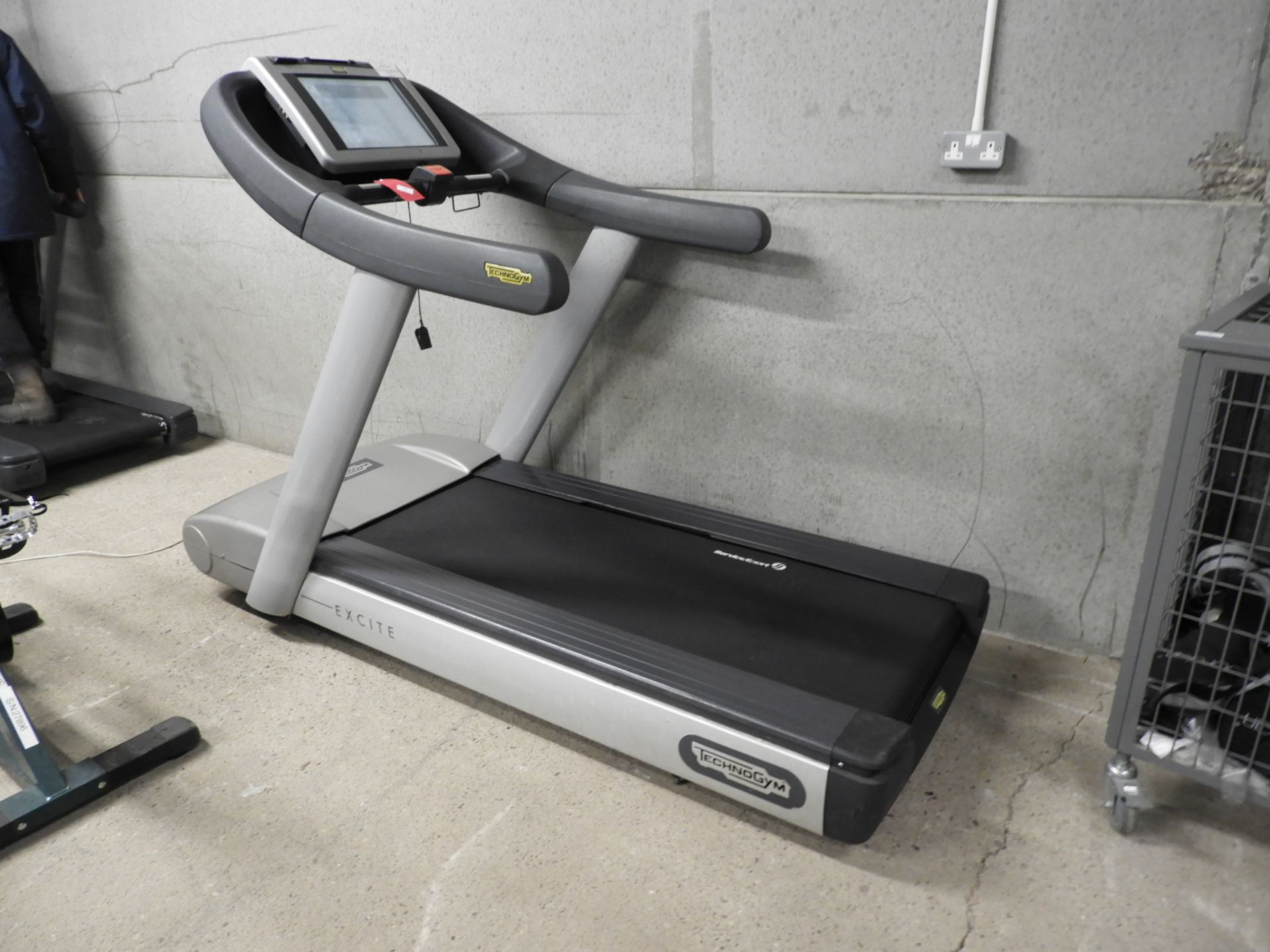 *Technogym Run700XI Flatbed Treadmill