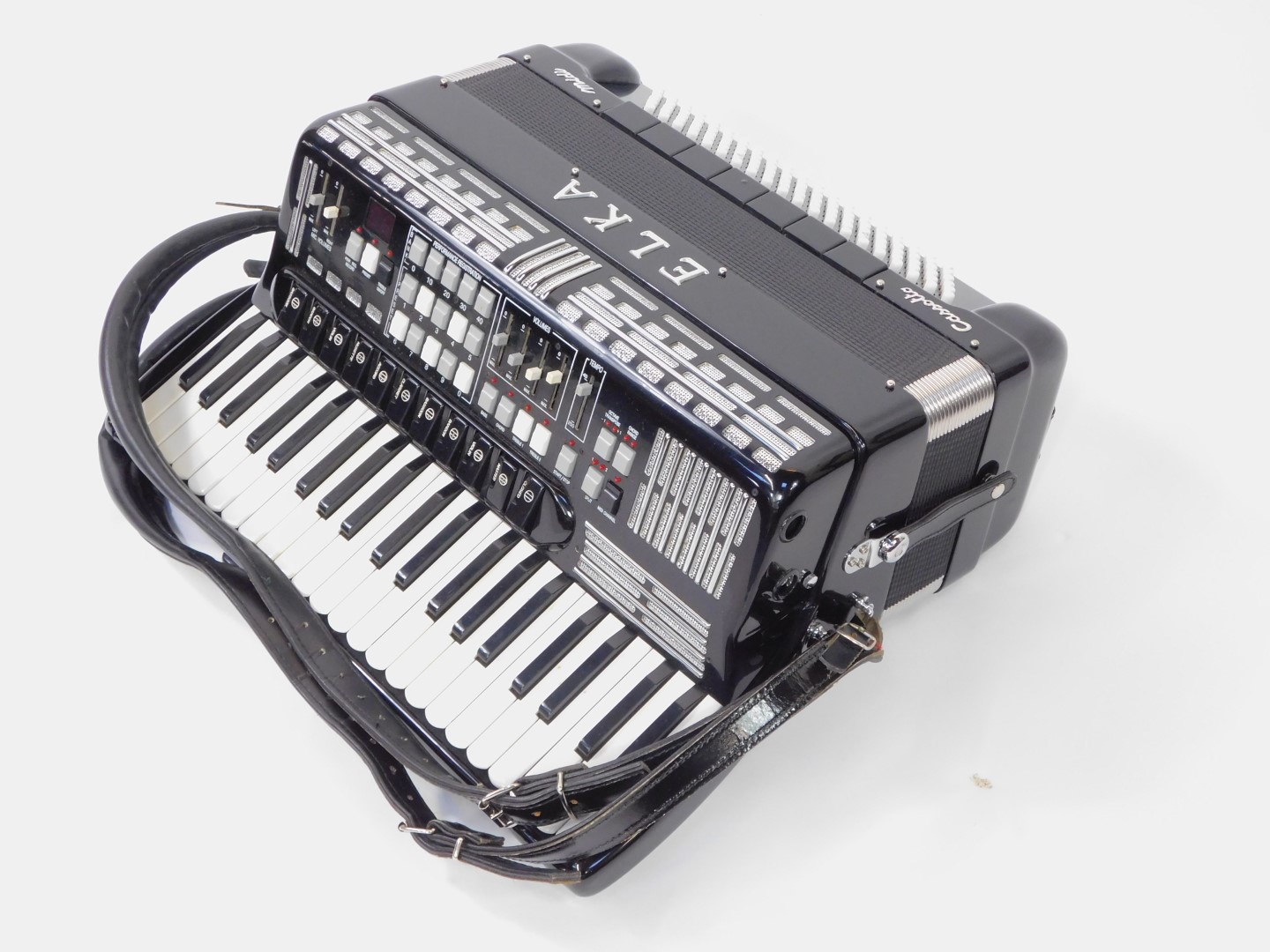 An Elka Cassotto midi piano accordion, with forty one keys, one hundred and twenty bass buttons - Image 3 of 6