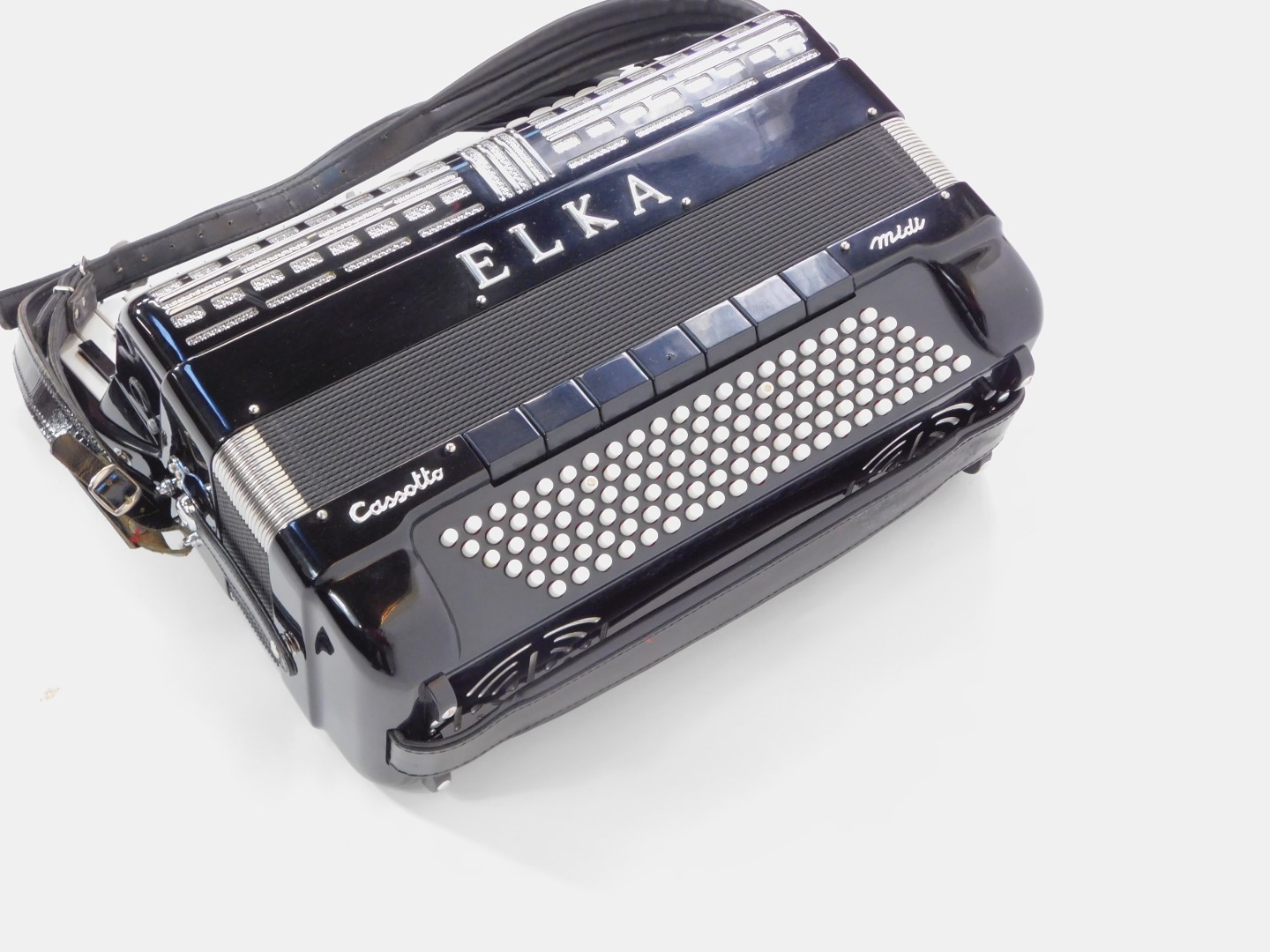 An Elka Cassotto midi piano accordion, with forty one keys, one hundred and twenty bass buttons - Image 6 of 6