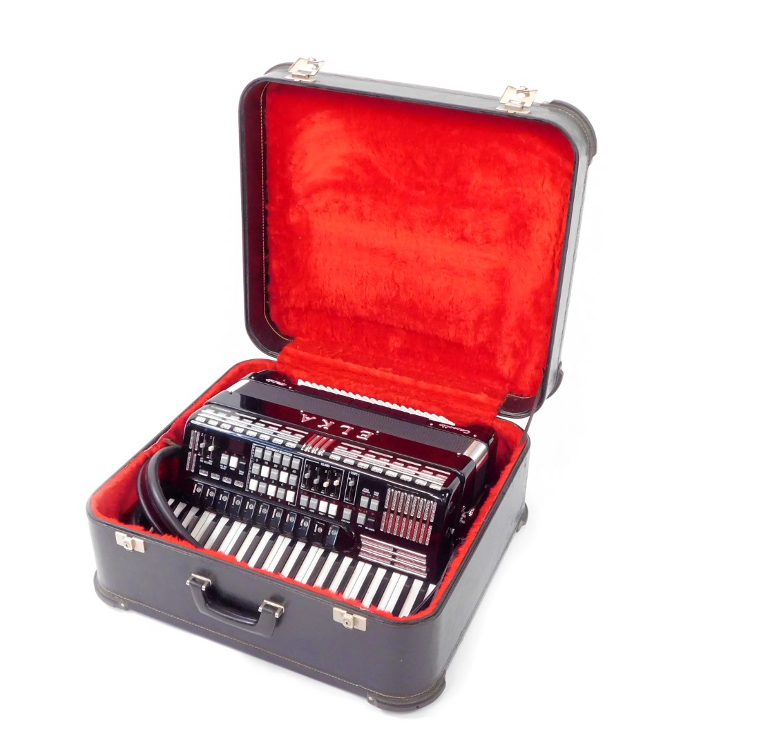 An Elka Cassotto midi piano accordion, with forty one keys, one hundred and twenty bass buttons - Image 2 of 6