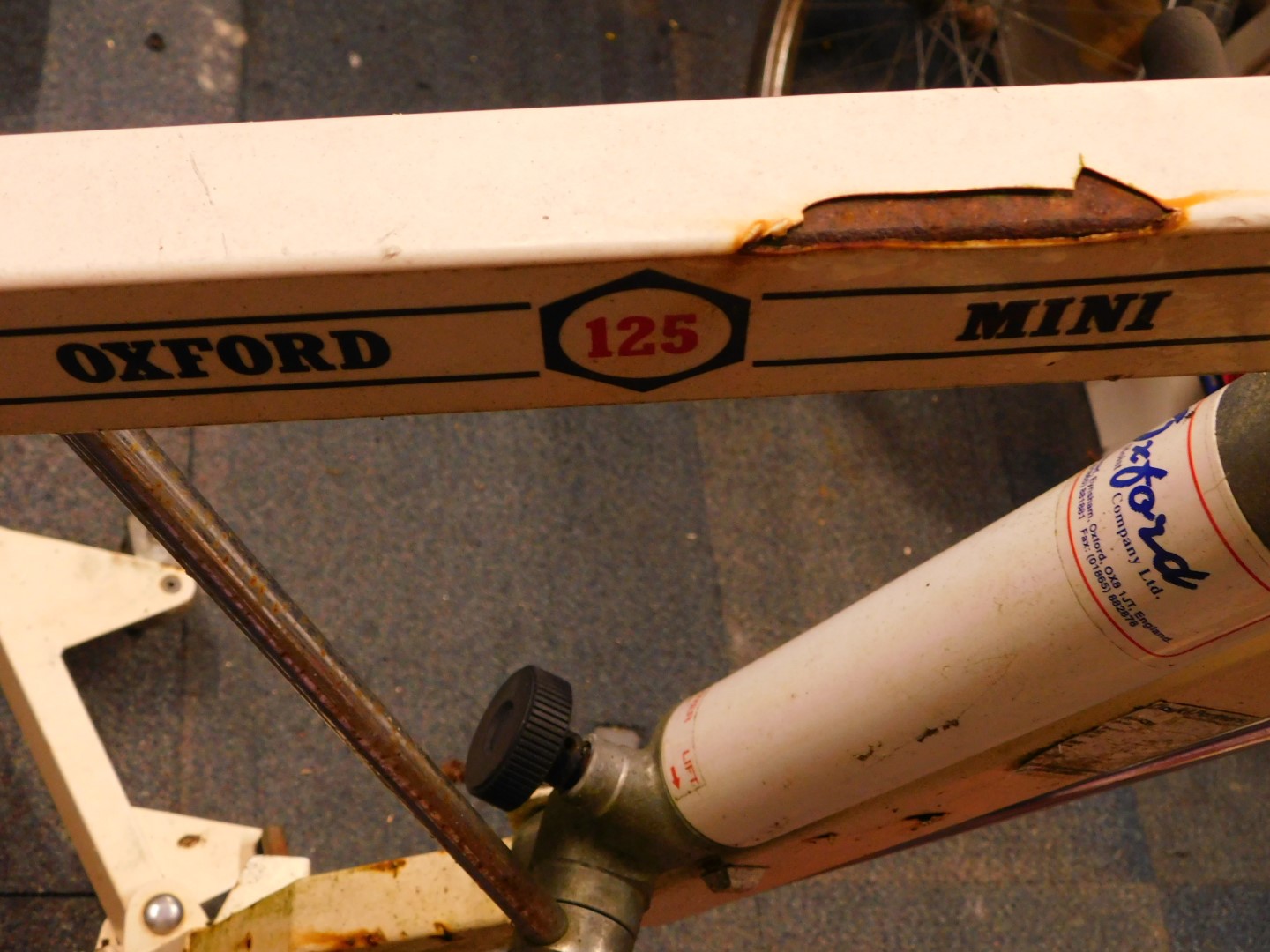 An Oxford Mini 125 hydraulic hoist, together with a Champion equipment stand, and an alloy wheel and - Image 4 of 6