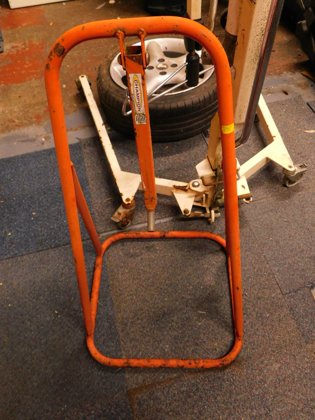 An Oxford Mini 125 hydraulic hoist, together with a Champion equipment stand, and an alloy wheel and - Image 6 of 6