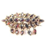 A Victorian garnet Trembleuse oval floral brooch, set in yellow metal, 2.8g.