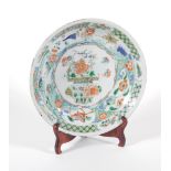 An 18thC Chinese porcelain saucer dish, decorated in famille verte colours with central basket